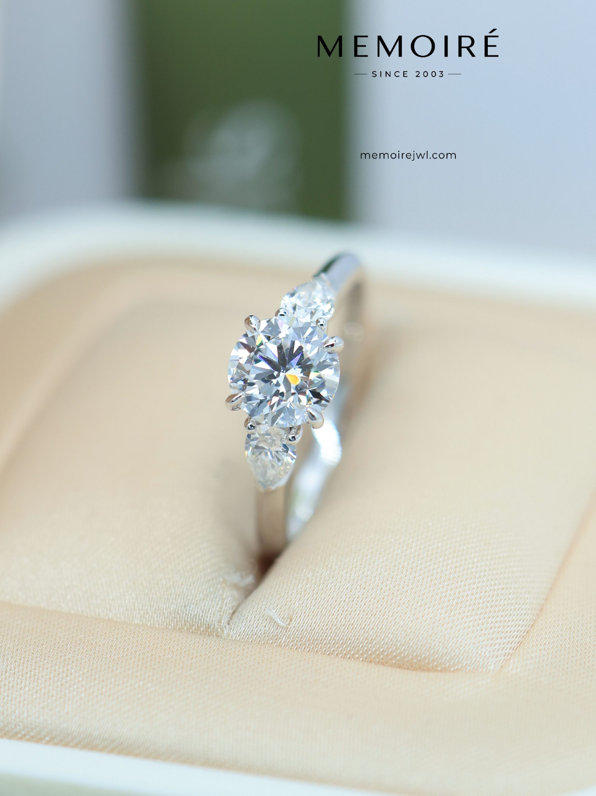 MÉMOIRÉ 18K White Gold Oval Halo Pave Shank Engagement Diamond Ring