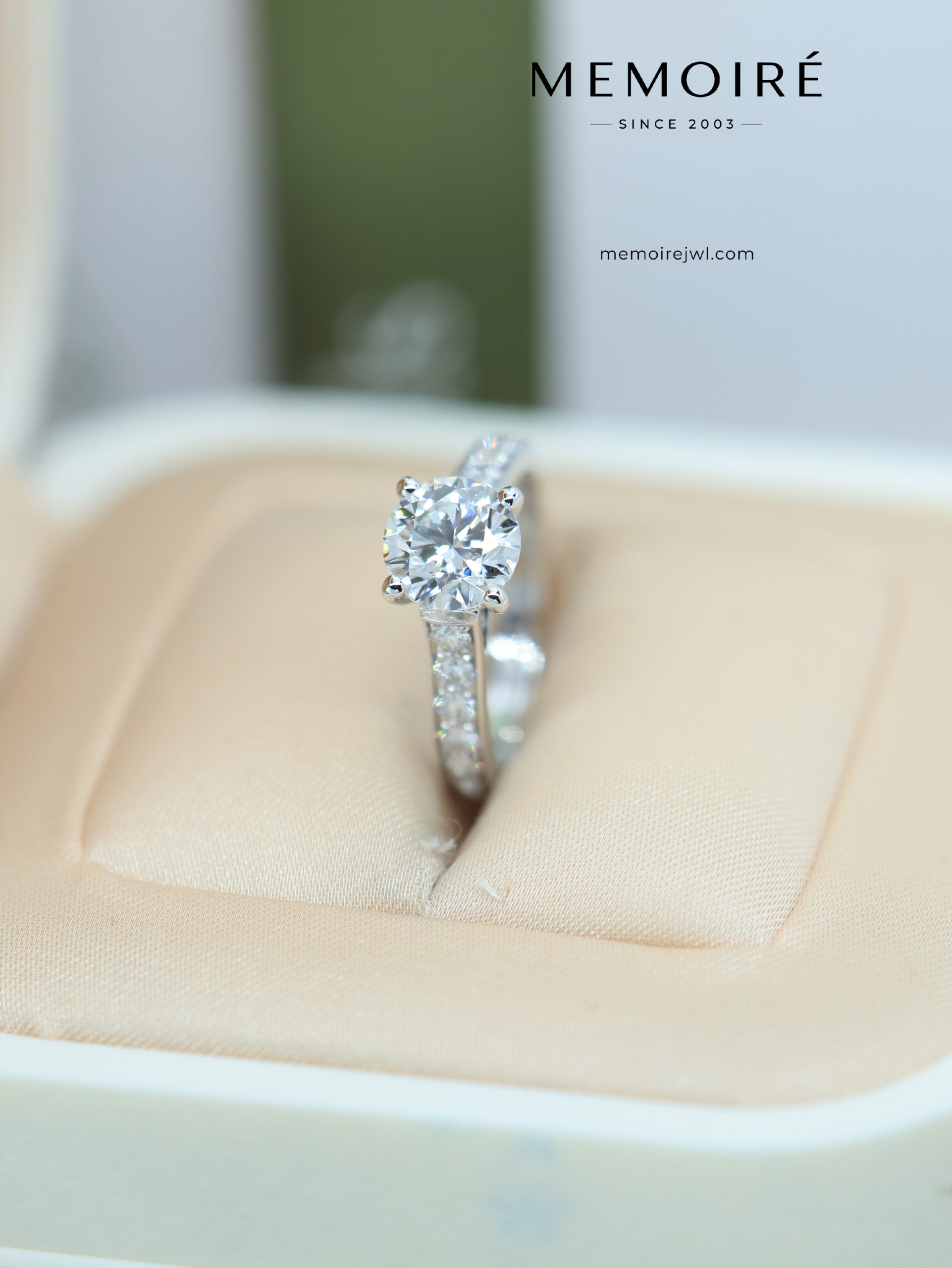 MEMOIRÉ Platinum 1ct Round Brilliant Diamond Solitaire Ring with Pavé Band