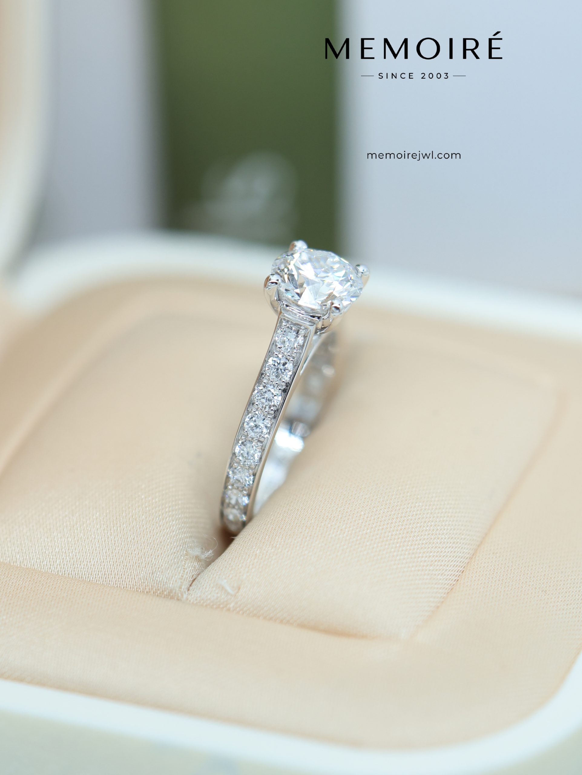 MEMOIRÉ Platinum 1ct Round Brilliant Diamond Solitaire Ring with Pavé Band - Image 3