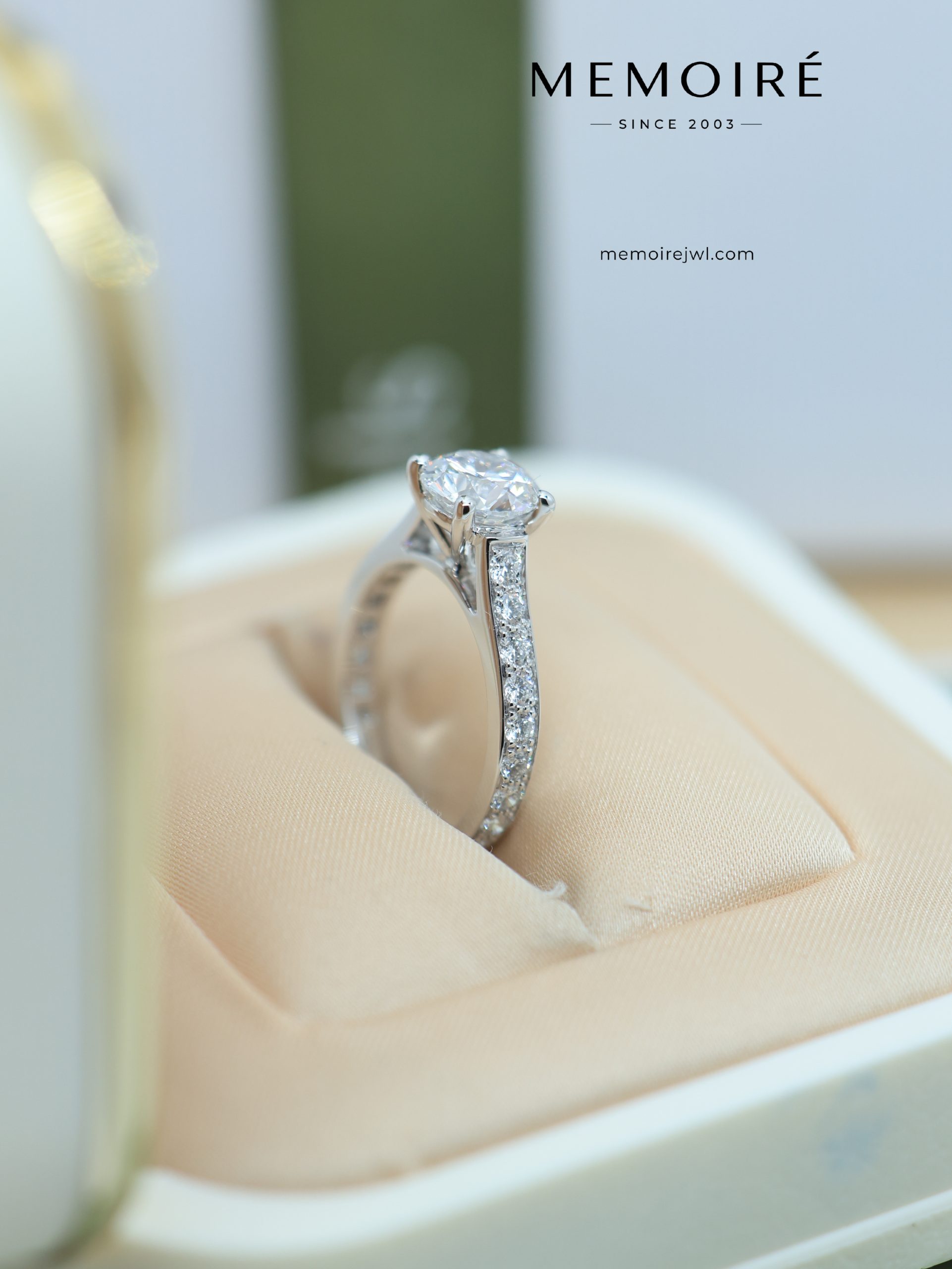 MEMOIRÉ Platinum 1ct Round Brilliant Diamond Solitaire Ring with Pavé Band - Image 4