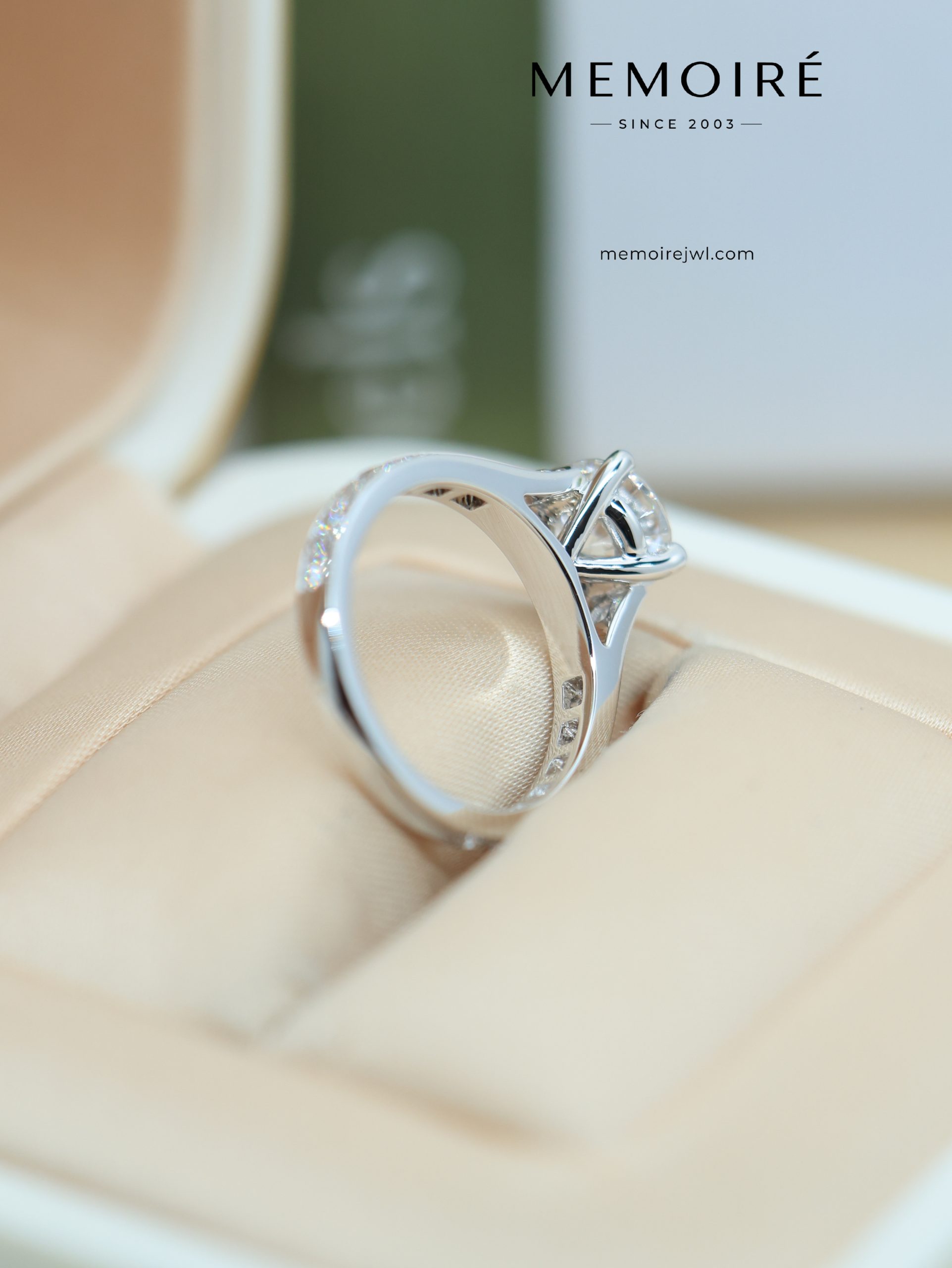 MEMOIRÉ Platinum 1ct Round Brilliant Diamond Solitaire Ring with Pavé Band - Image 5