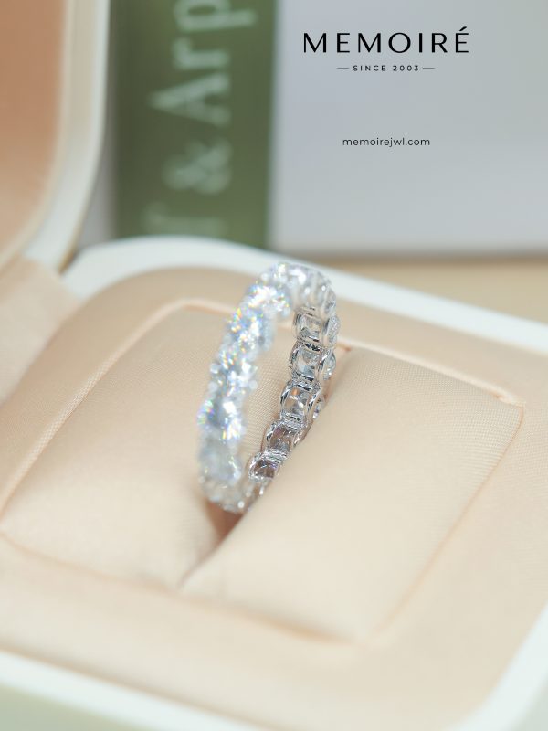 MÉMOIRÉ 18K White Gold Emerald Full Eternity Diamond Ring