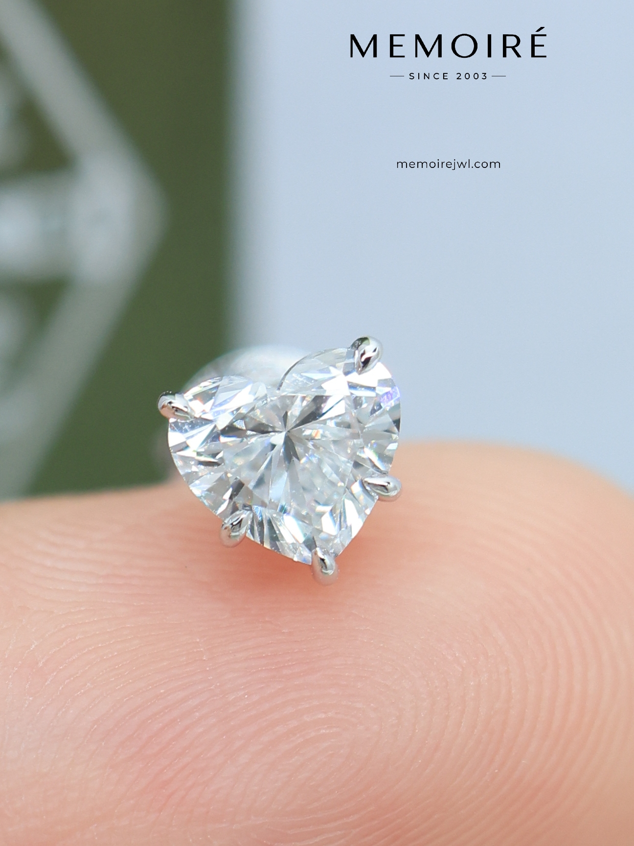 MÉMOIRÉ 18K White Gold Heart Shape Diamond Stud Earring - Image 3