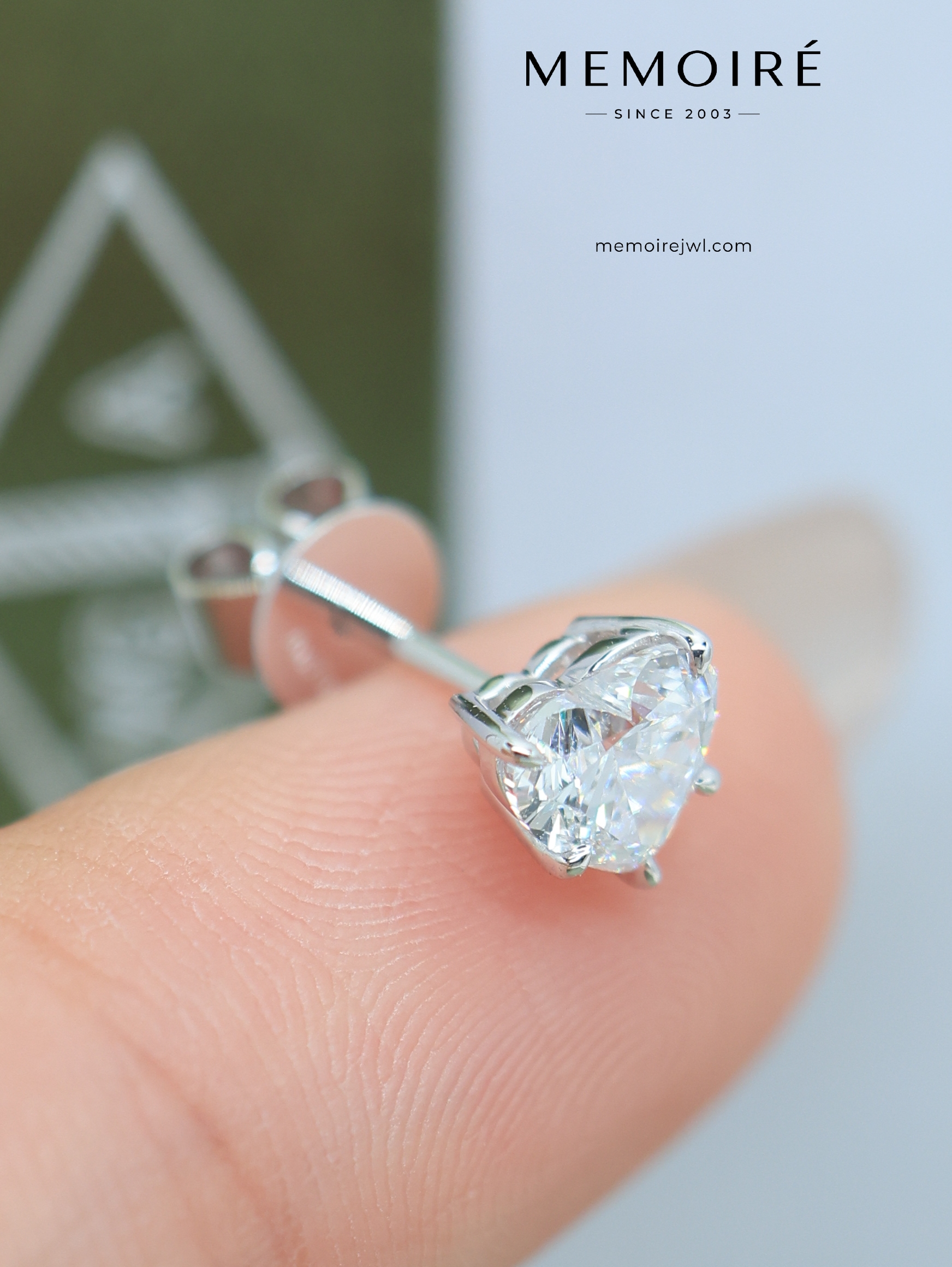 MÉMOIRÉ 18K White Gold Heart Shape Diamond Stud Earring - Image 2