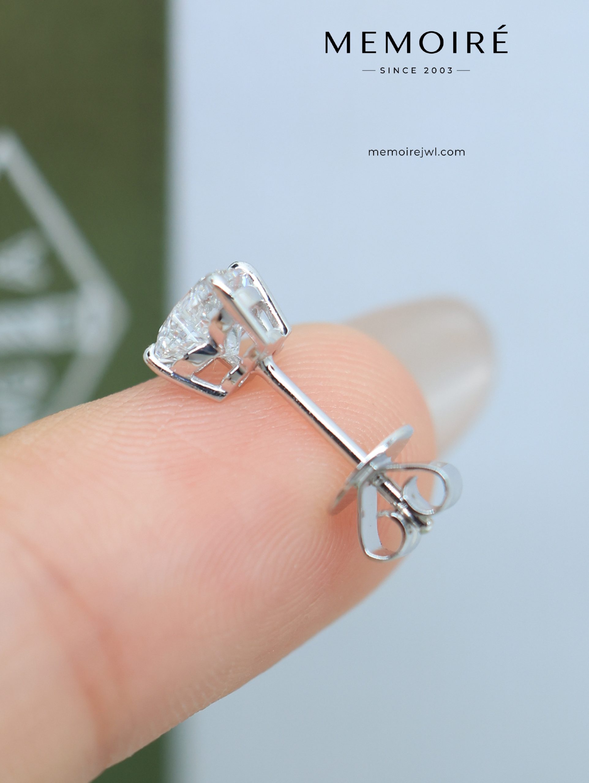 MÉMOIRÉ 18K White Gold Heart Shape Diamond Stud Earring - Image 4