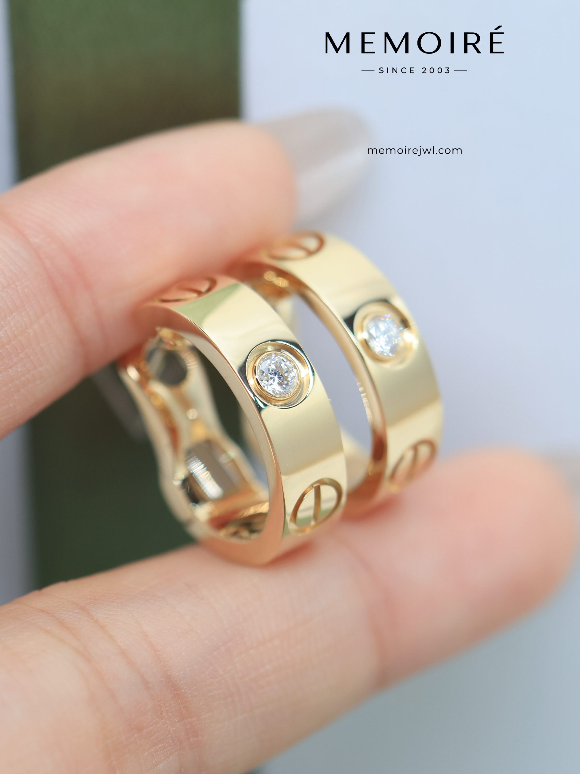 MÉMOIRÉ 18K Gold One Stone Screw Couple Ring Set