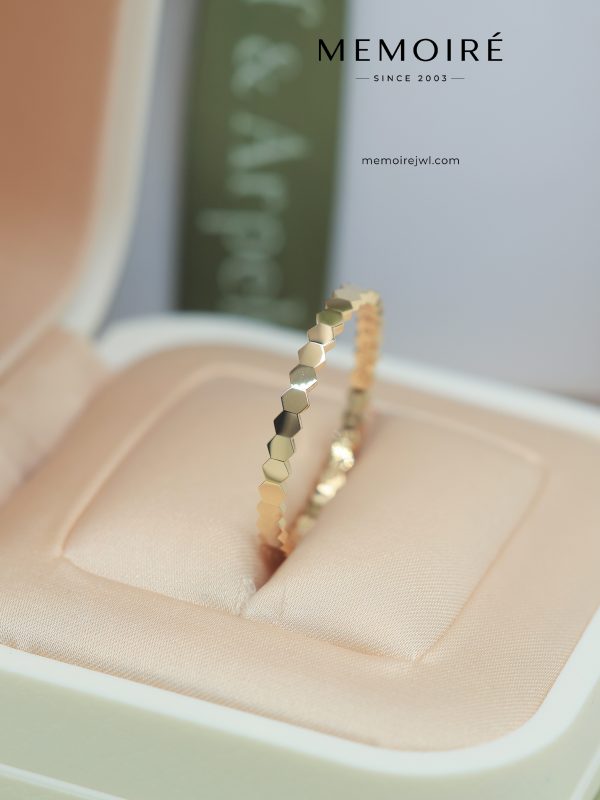 MEMOIRÉ Yellow Gold Narrow Plain Honeycomb Ring