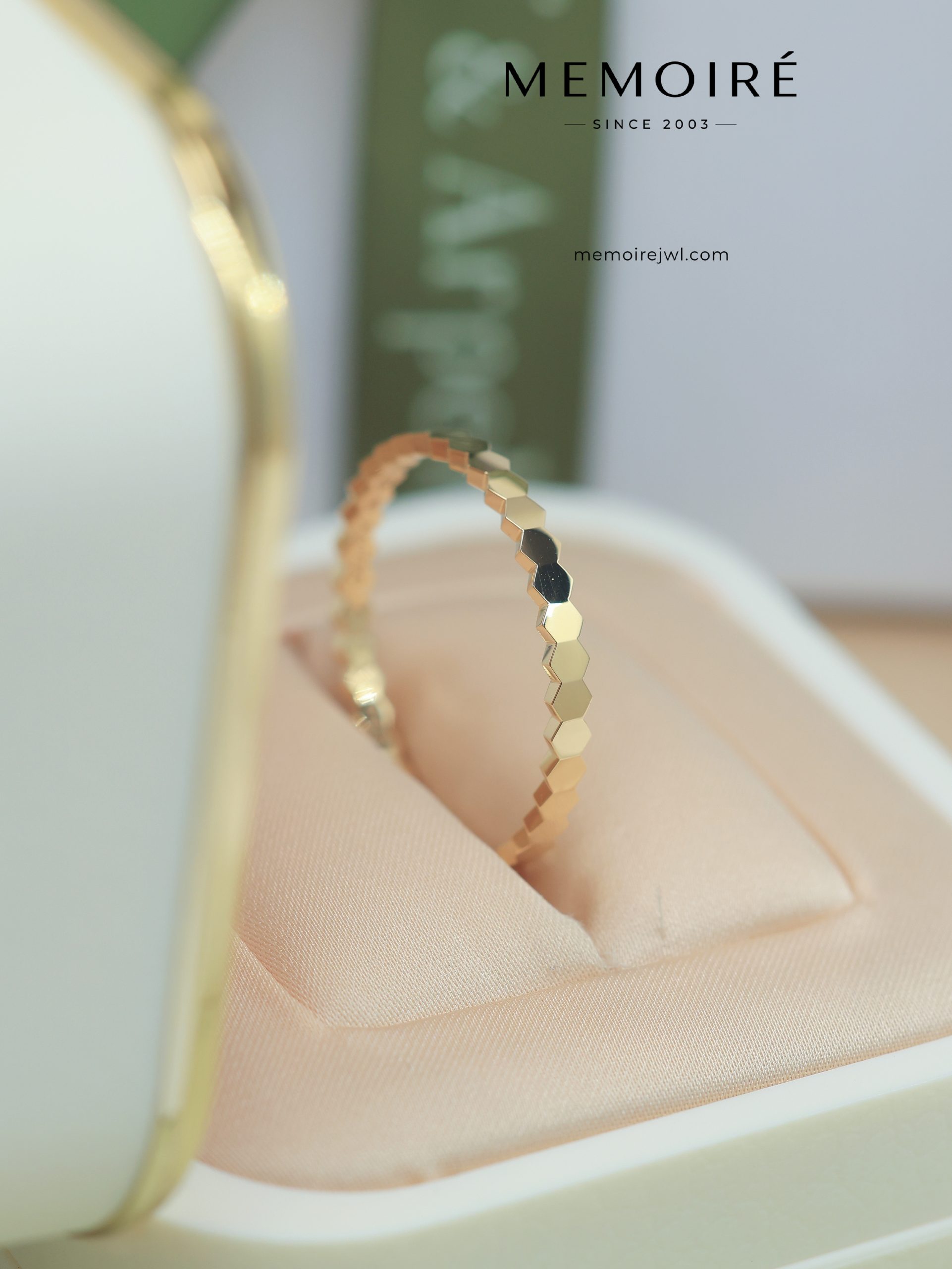 MEMOIRÉ Yellow Gold Narrow Plain Honeycomb Ring - Image 3