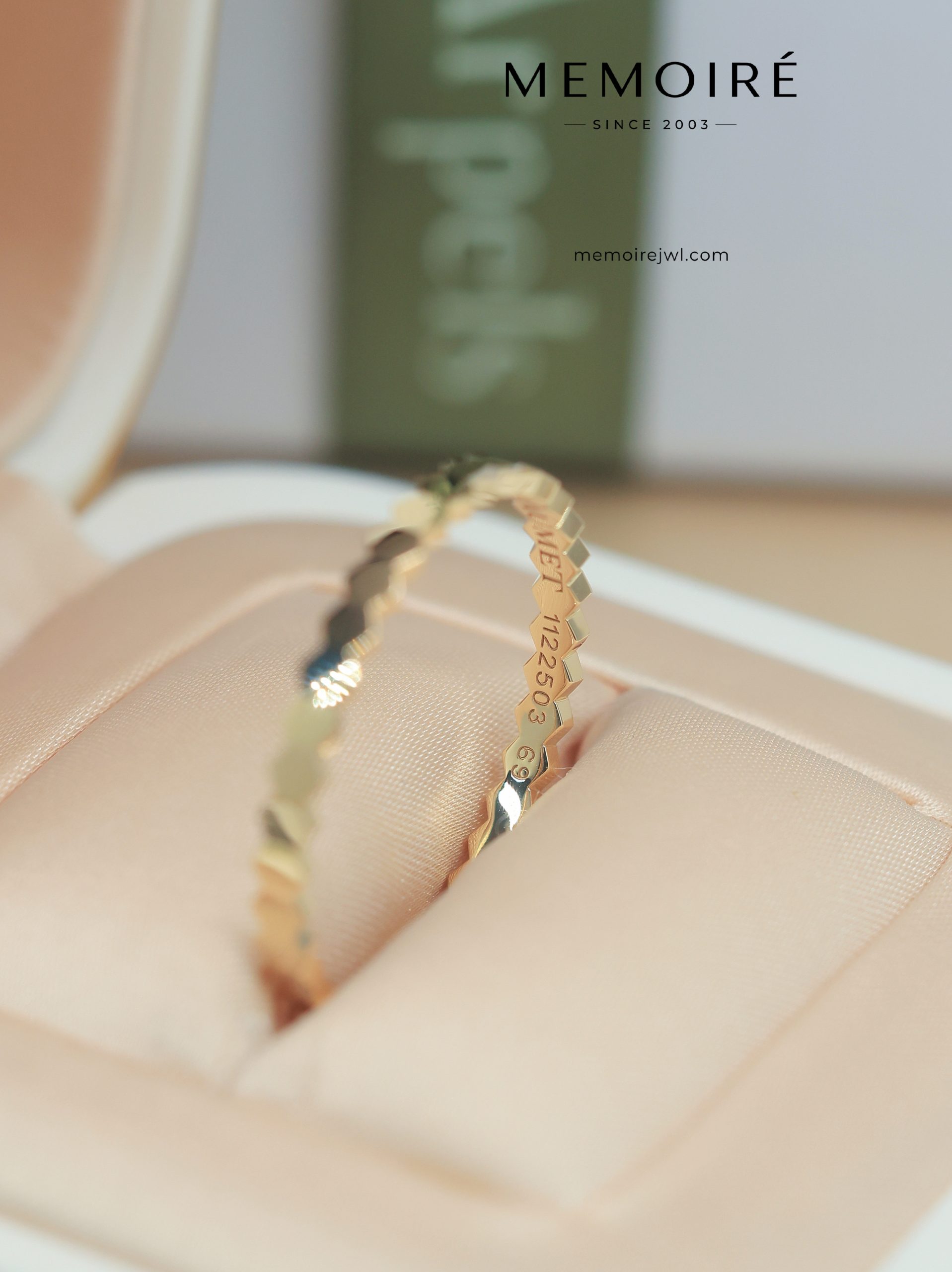 MEMOIRÉ Yellow Gold Narrow Plain Honeycomb Ring - Image 4