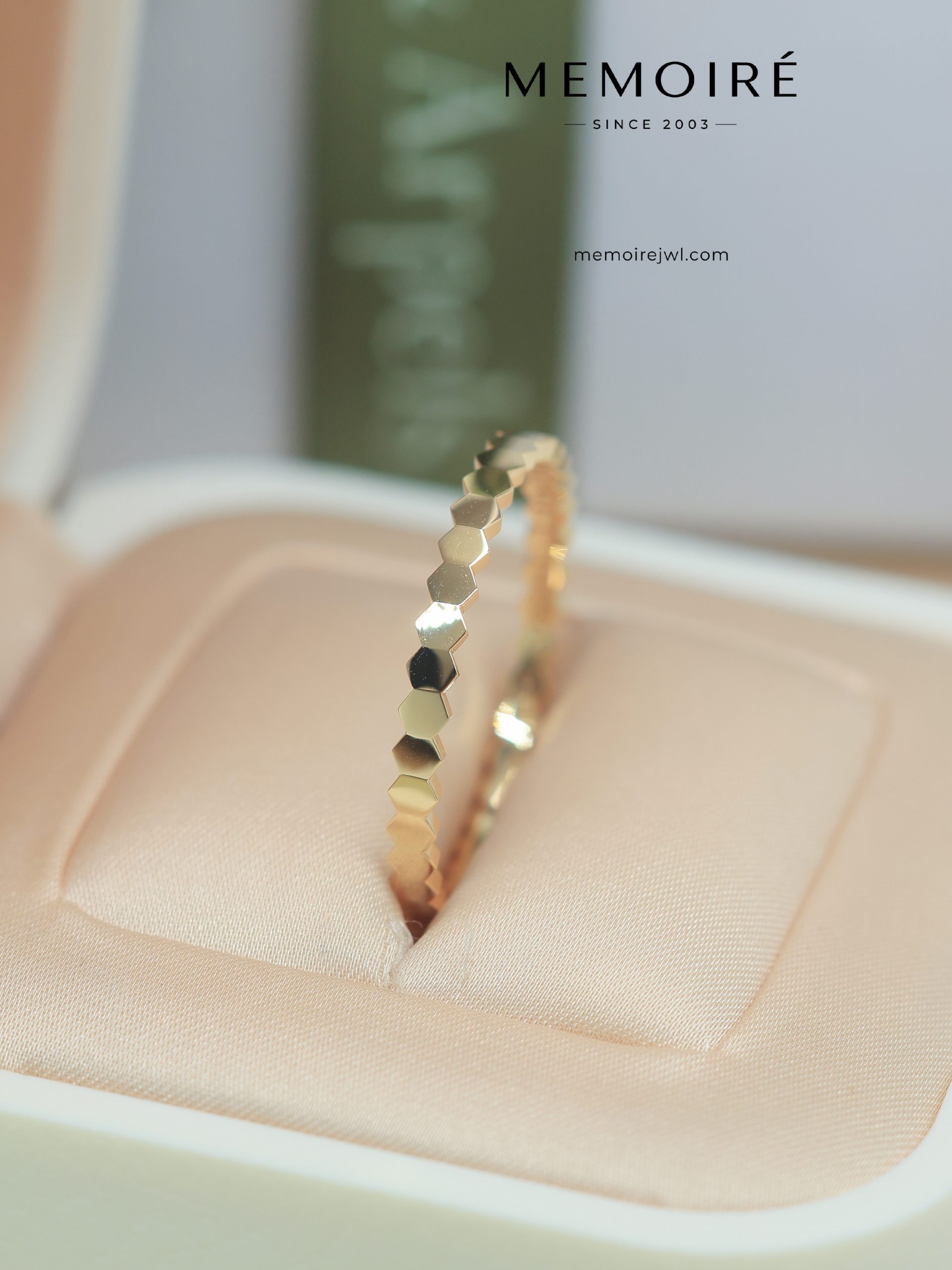 MEMOIRÉ Yellow Gold Narrow Plain Honeycomb Ring - Image 5