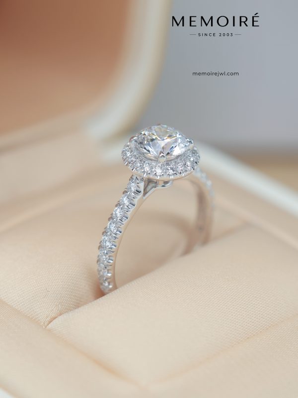 MÉMOIRÉ 18K White Gold Round Halo Full Pave Band Ring