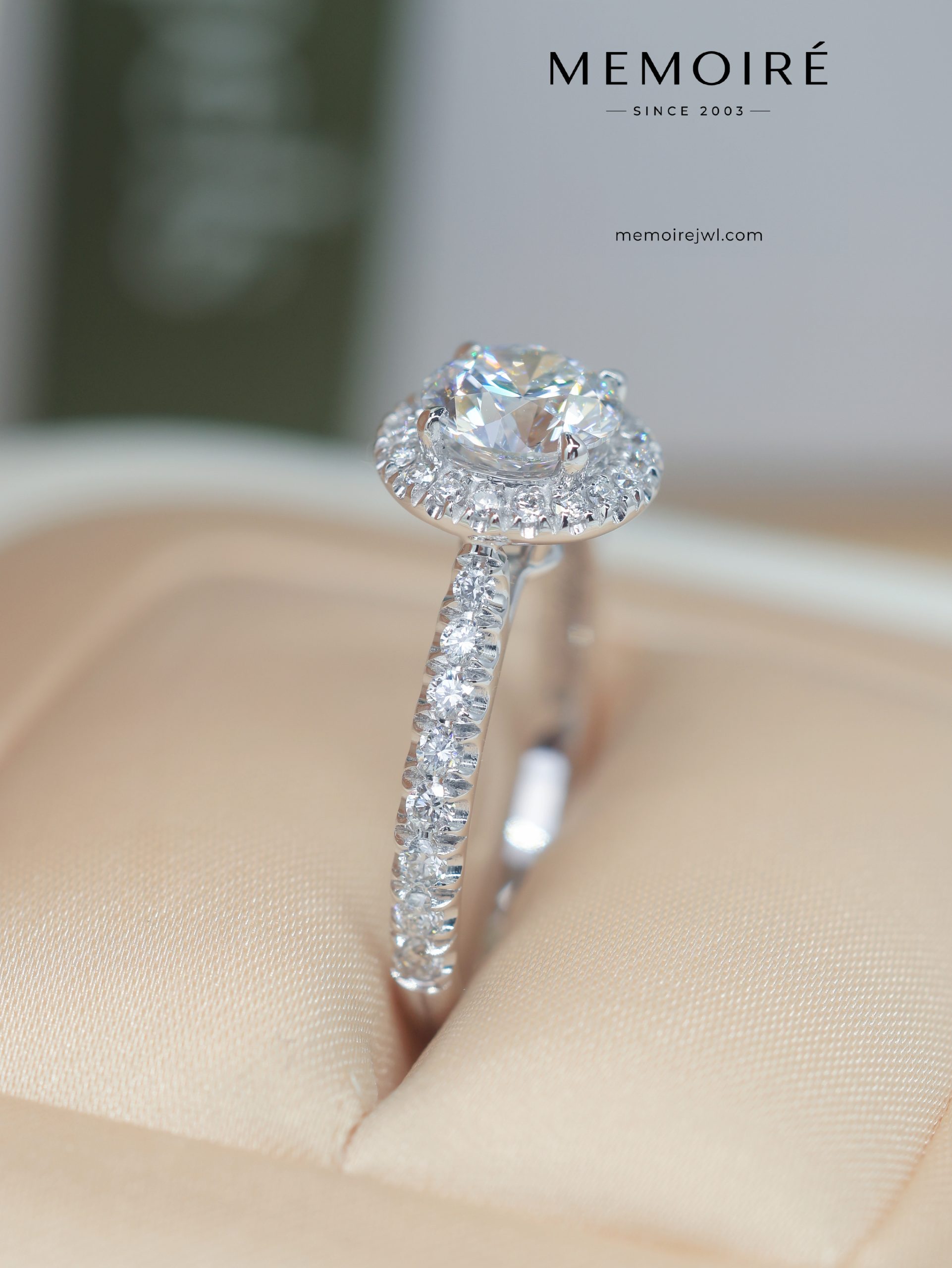MÉMOIRÉ 18K White Gold Round Halo Full Pave Band Ring - Image 3