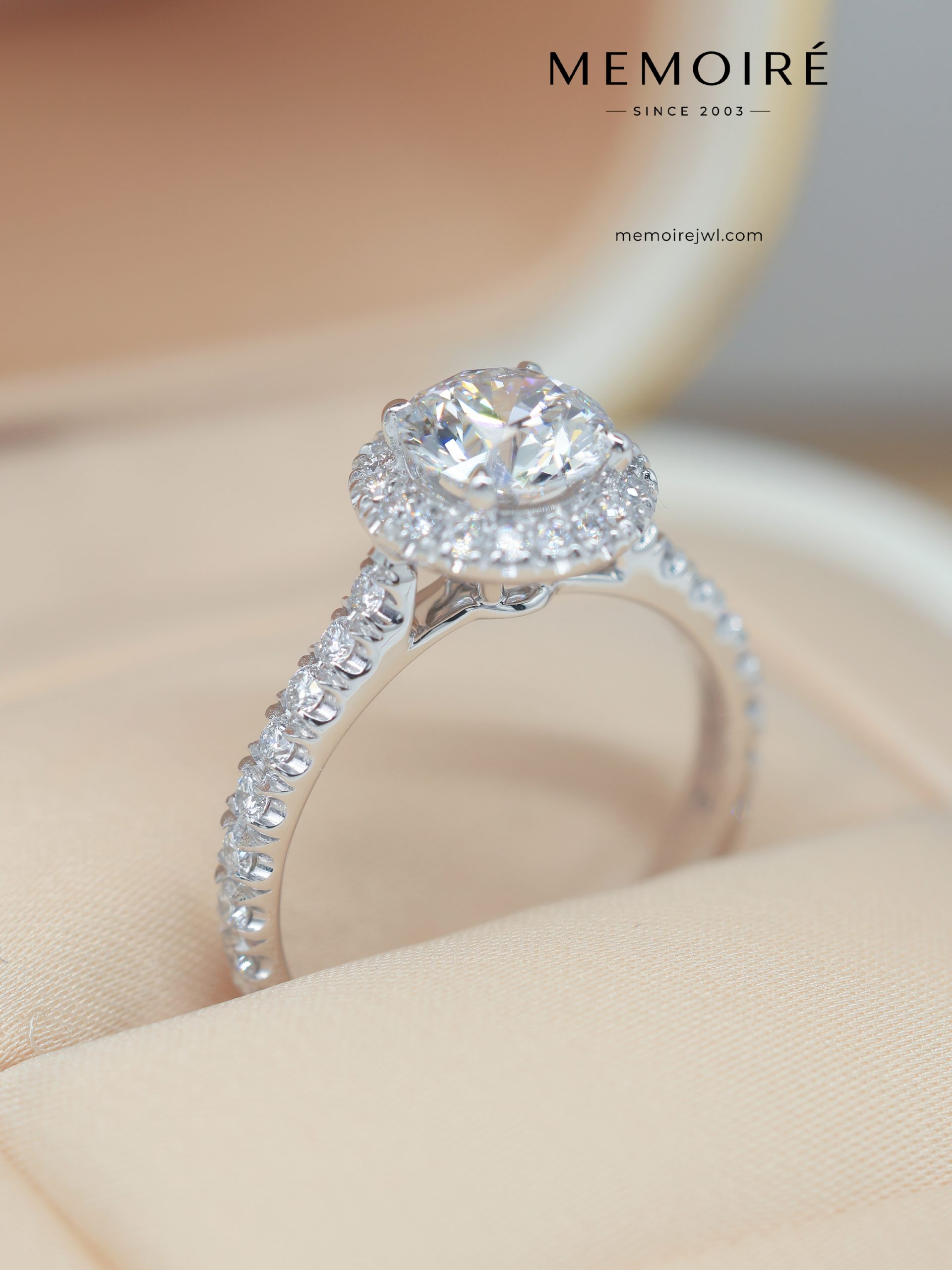 MÉMOIRÉ 18K White Gold Round Halo Full Pave Band Ring - Image 4