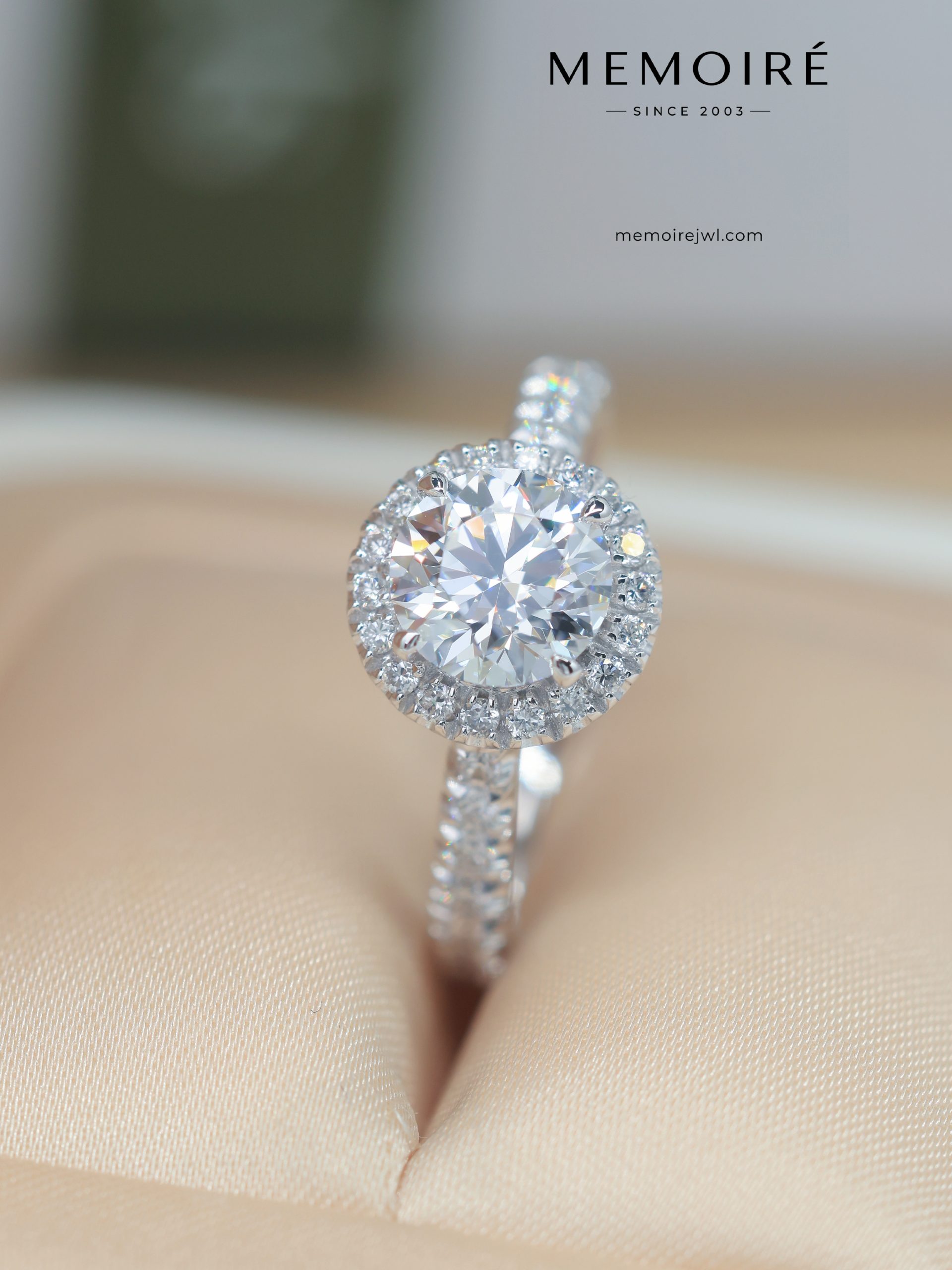 MÉMOIRÉ 18K White Gold Round Halo Full Pave Band Ring - Image 5