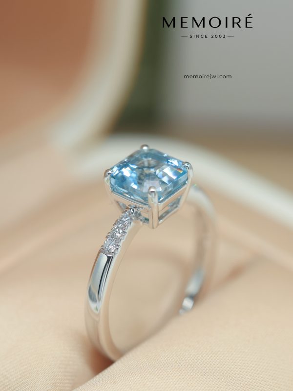 MÉMOIRÉ 18K White Gold Square Aquamarine Side Stone Diamond Ring