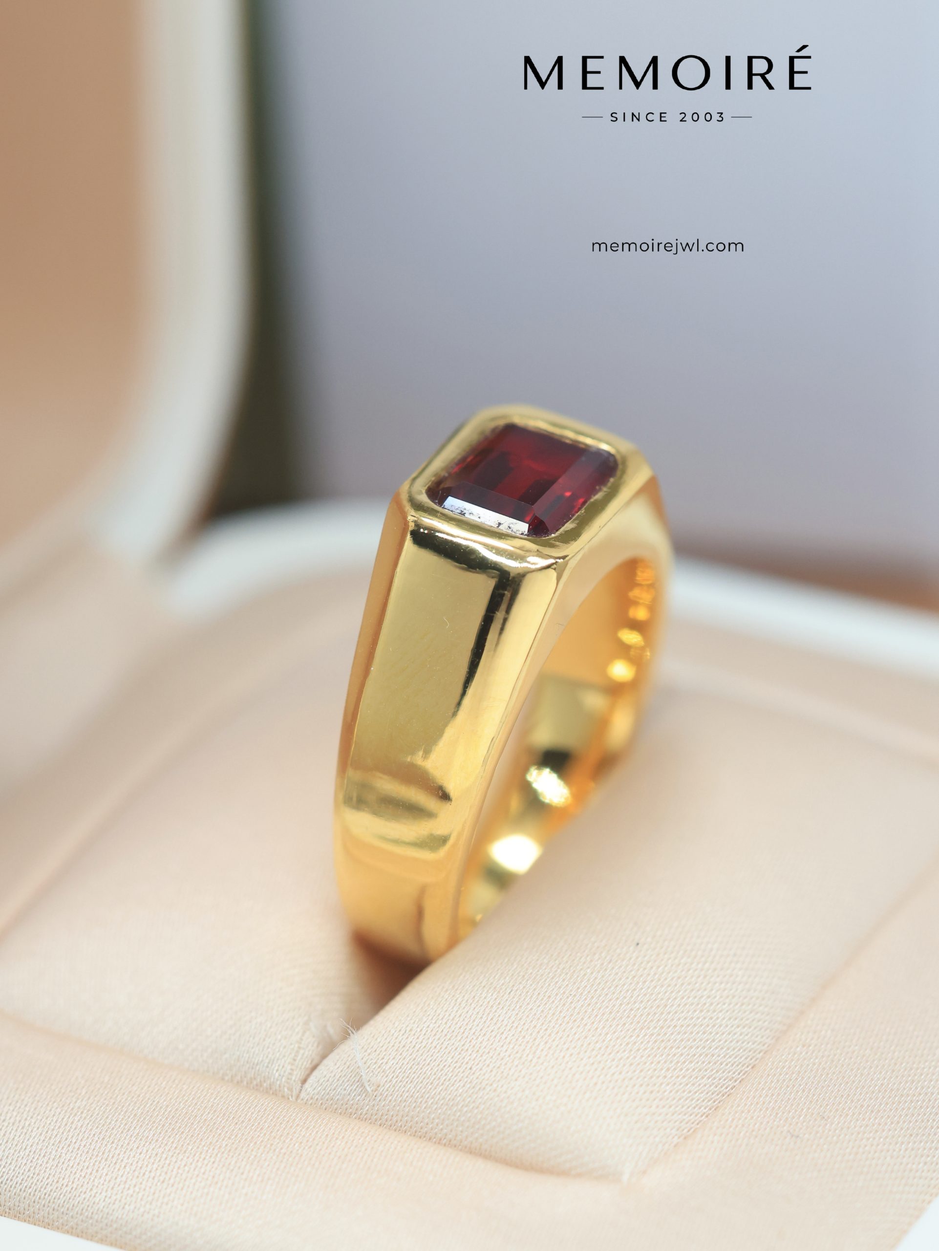 MEMOIRÉ Yellow Gold Ruby Signet Ring for Men - Image 3