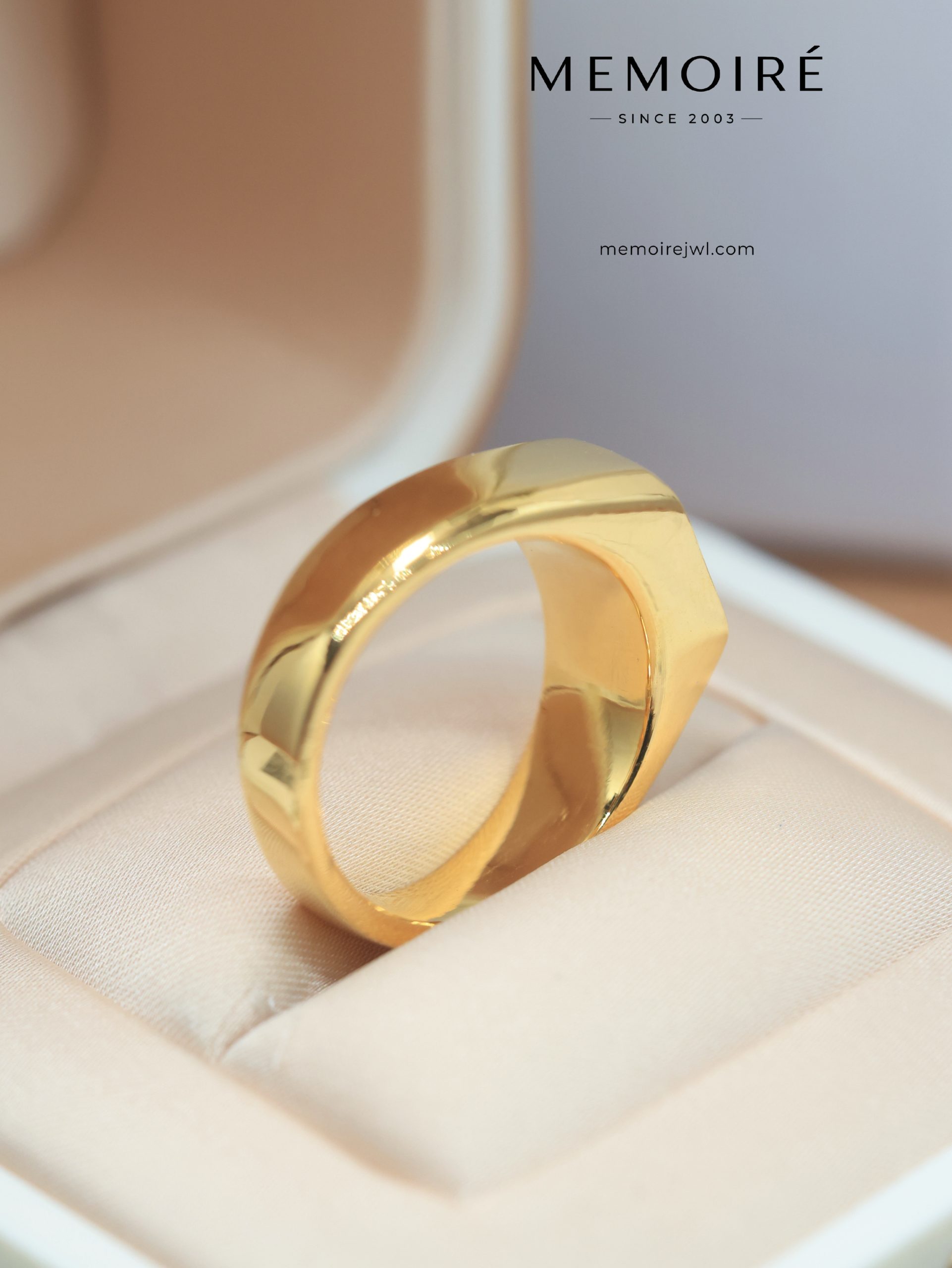 MEMOIRÉ Yellow Gold Ruby Signet Ring for Men - Image 4