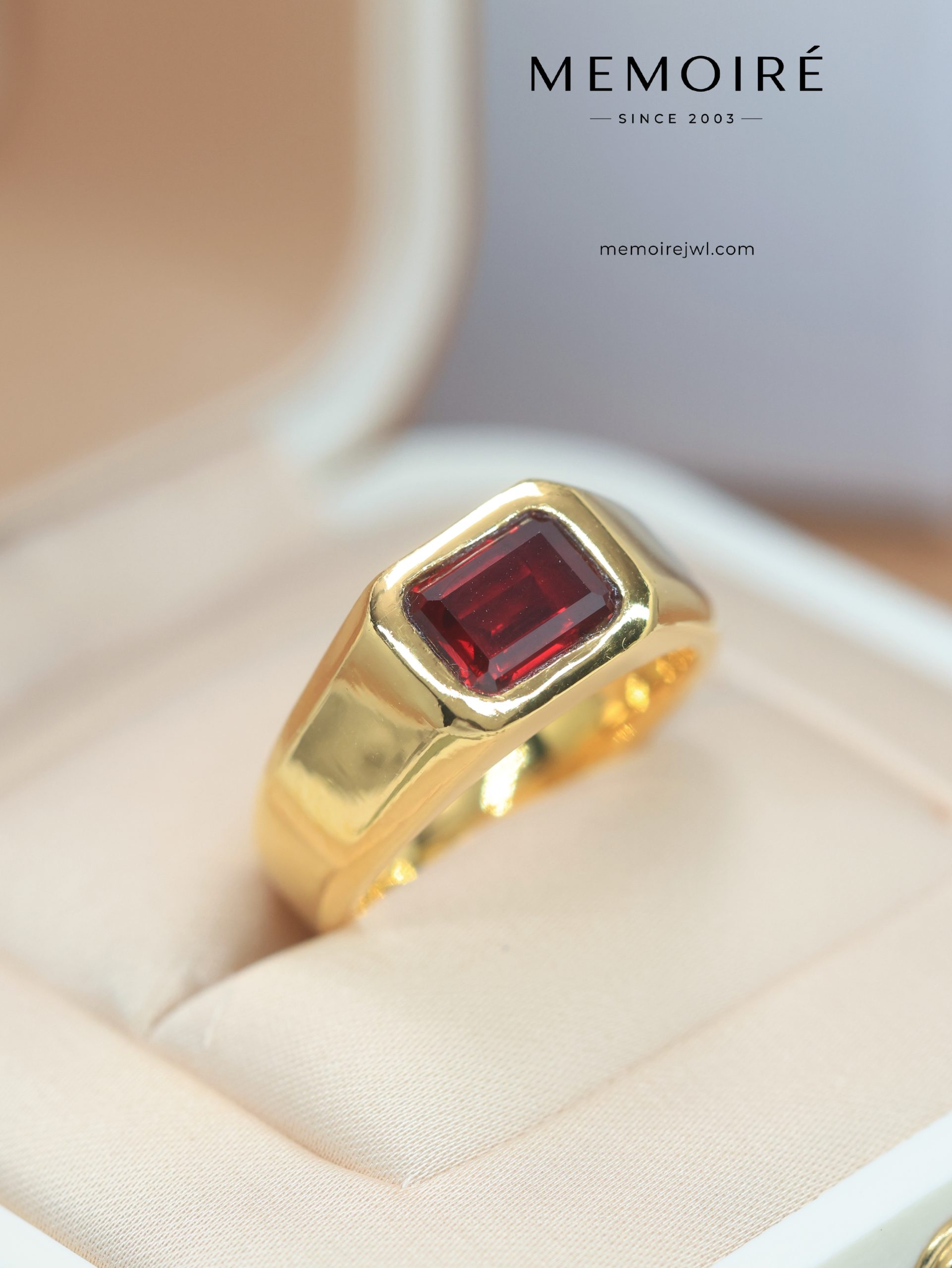 MEMOIRÉ Yellow Gold Ruby Signet Ring for Men - Image 5