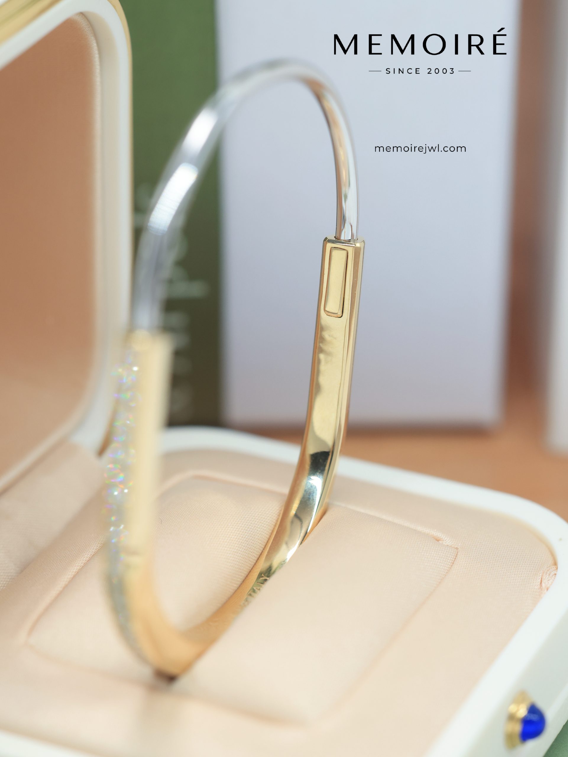 MÉMOIRÉ Two-Tone Gold & Platinum Narrow Lock U-Shaped Bracelet with Diamonds - Image 3