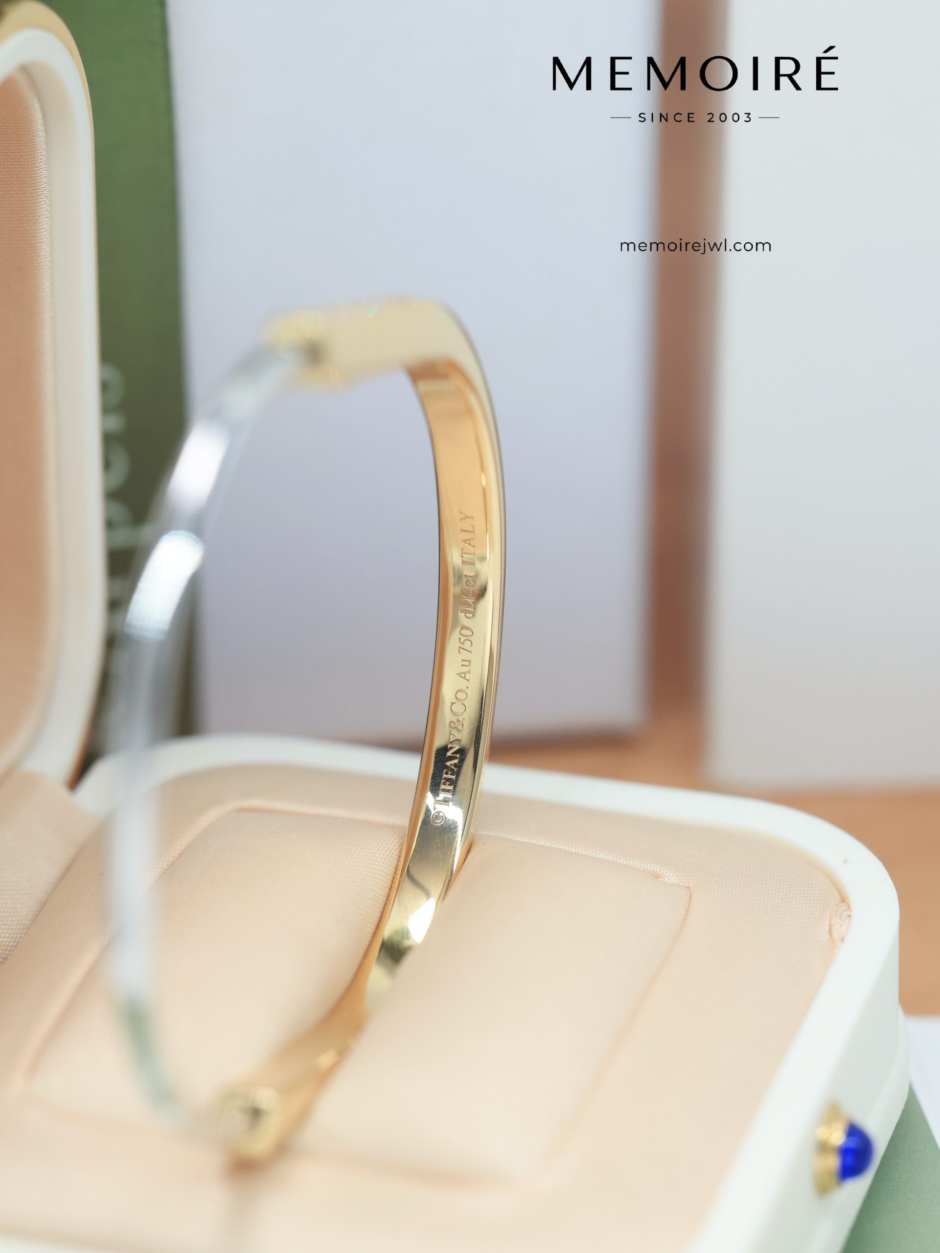 MÉMOIRÉ Two-Tone Gold & Platinum Narrow Lock U-Shaped Bracelet with Diamonds - Image 4