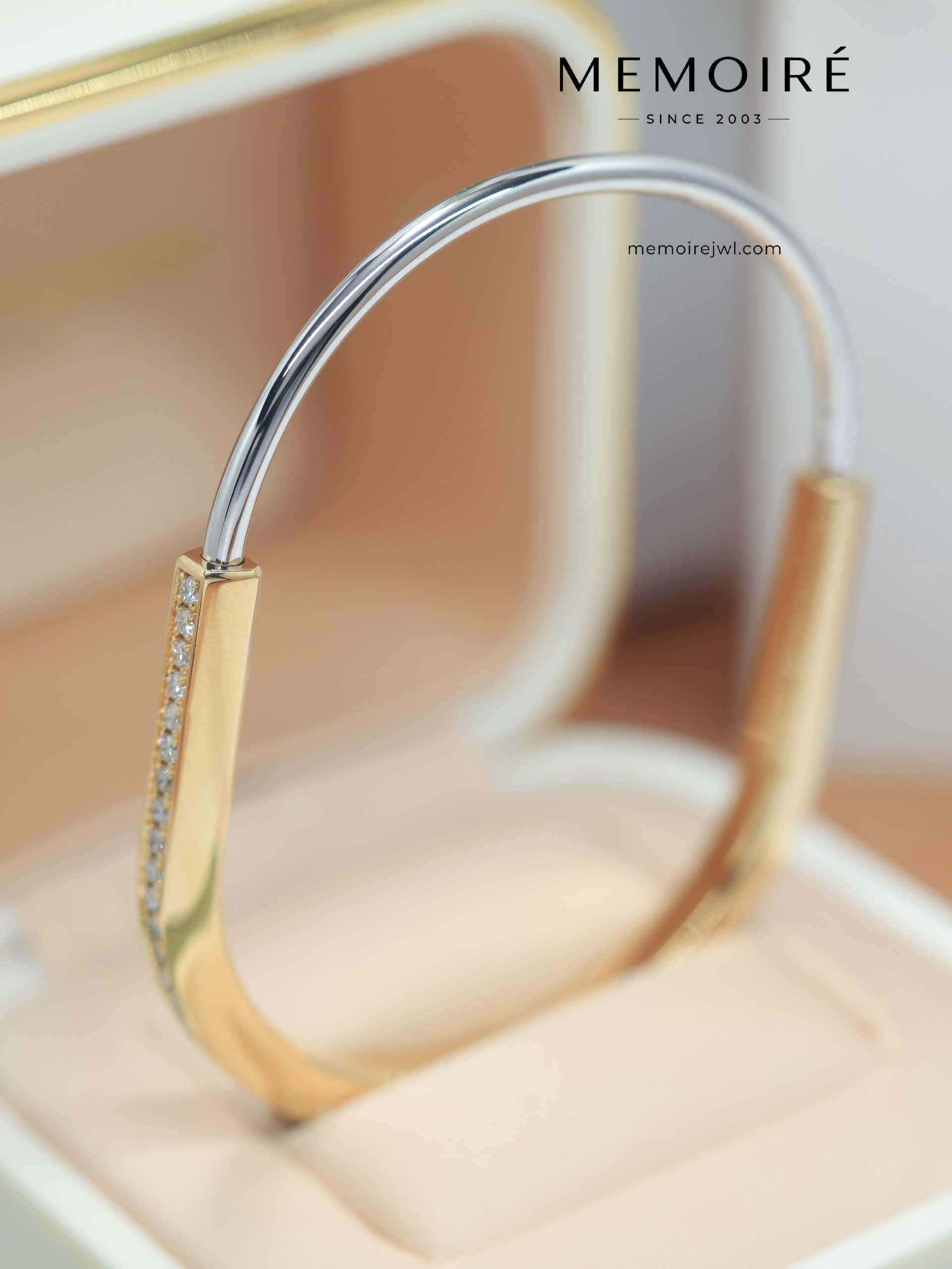 MÉMOIRÉ Two-Tone Gold & Platinum Narrow Lock U-Shaped Bracelet with Diamonds - Image 5