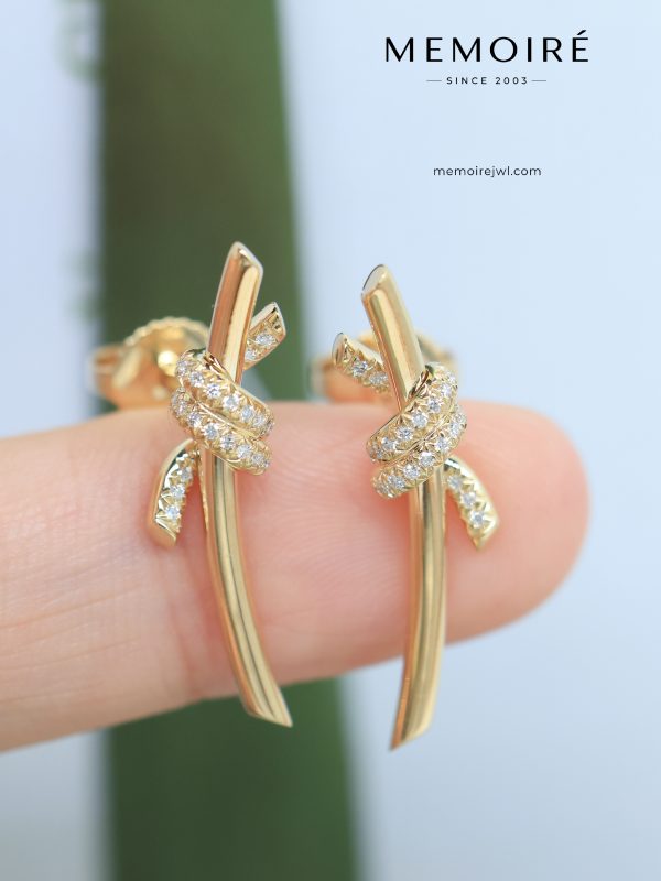 MEMOIRÉ Yellow Gold Small Knot Stud Earrings with Diamonds