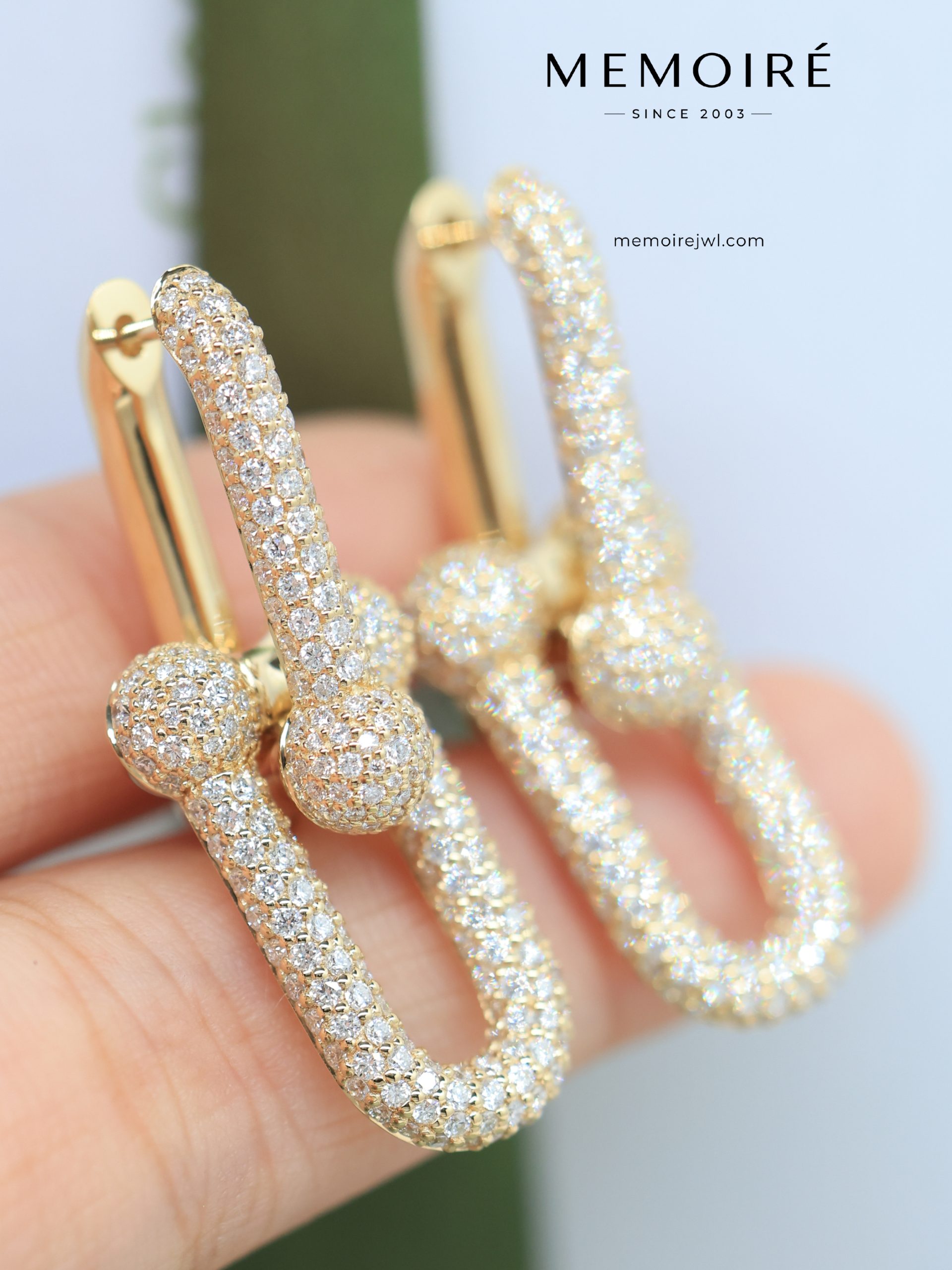 MEMOIRÉ Yellow Gold Large Full-Pave U-Link Horseshoe Earrings - Image 3