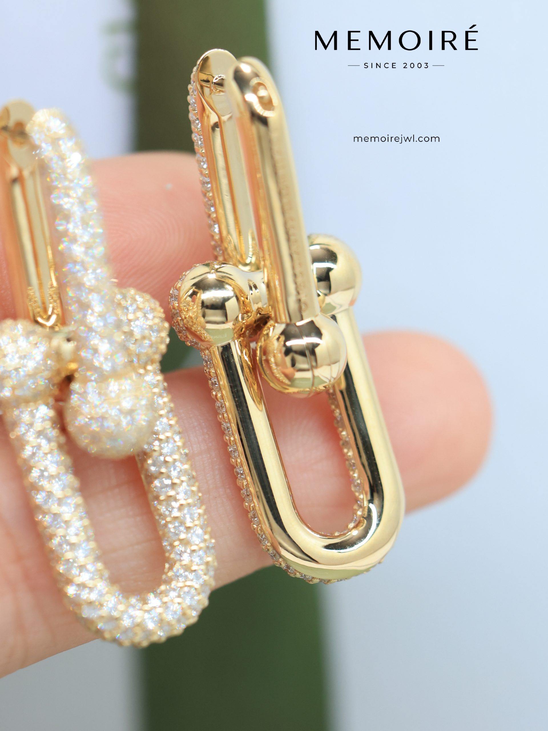 MEMOIRÉ Yellow Gold Large Full-Pave U-Link Horseshoe Earrings - Image 4