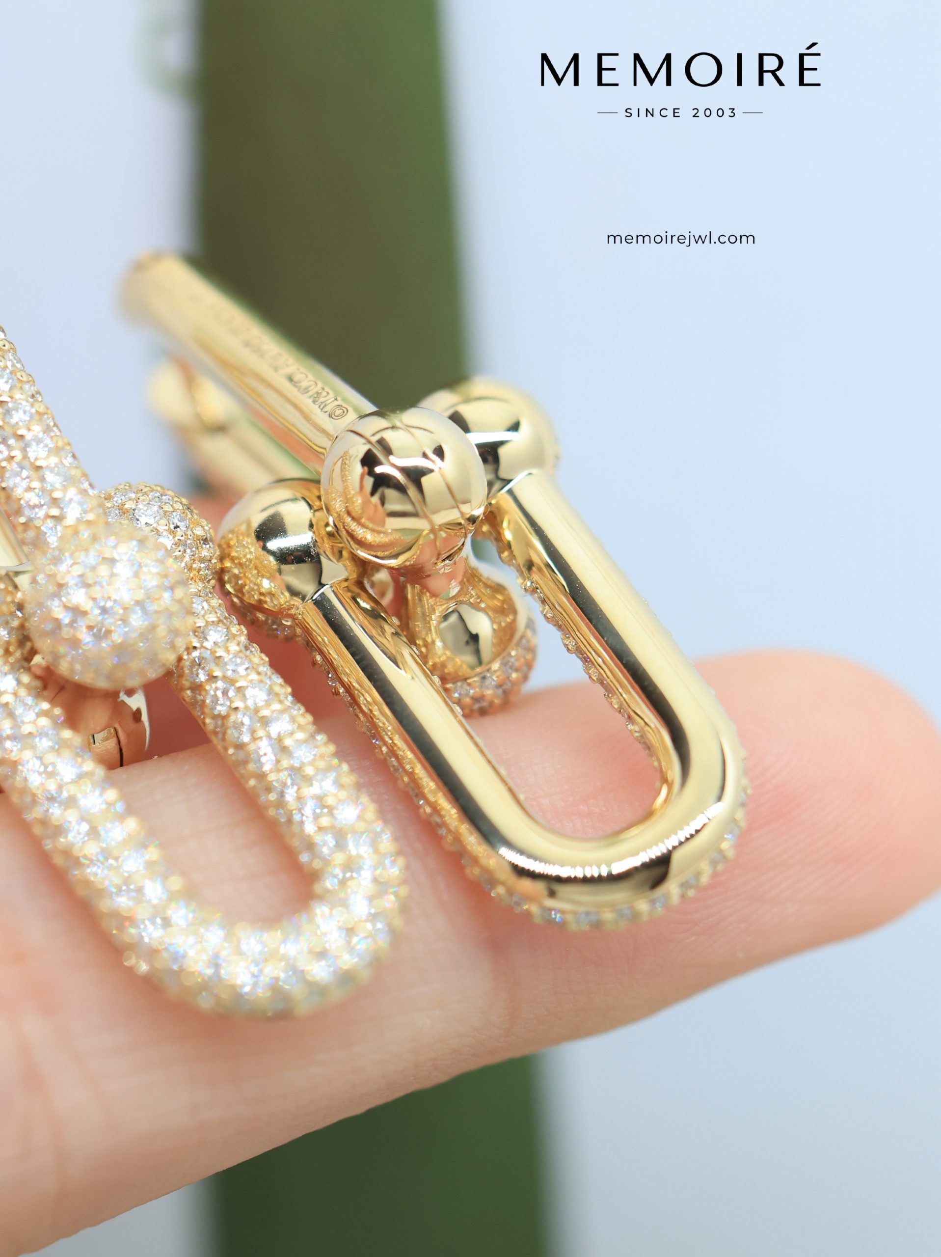 MEMOIRÉ Yellow Gold Large Full-Pave U-Link Horseshoe Earrings - Image 5