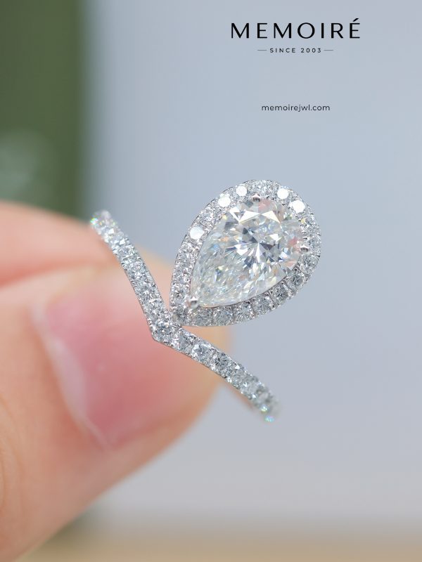 MEMOIRÉ Platinum Pear-Shaped Diamond Crown Ring