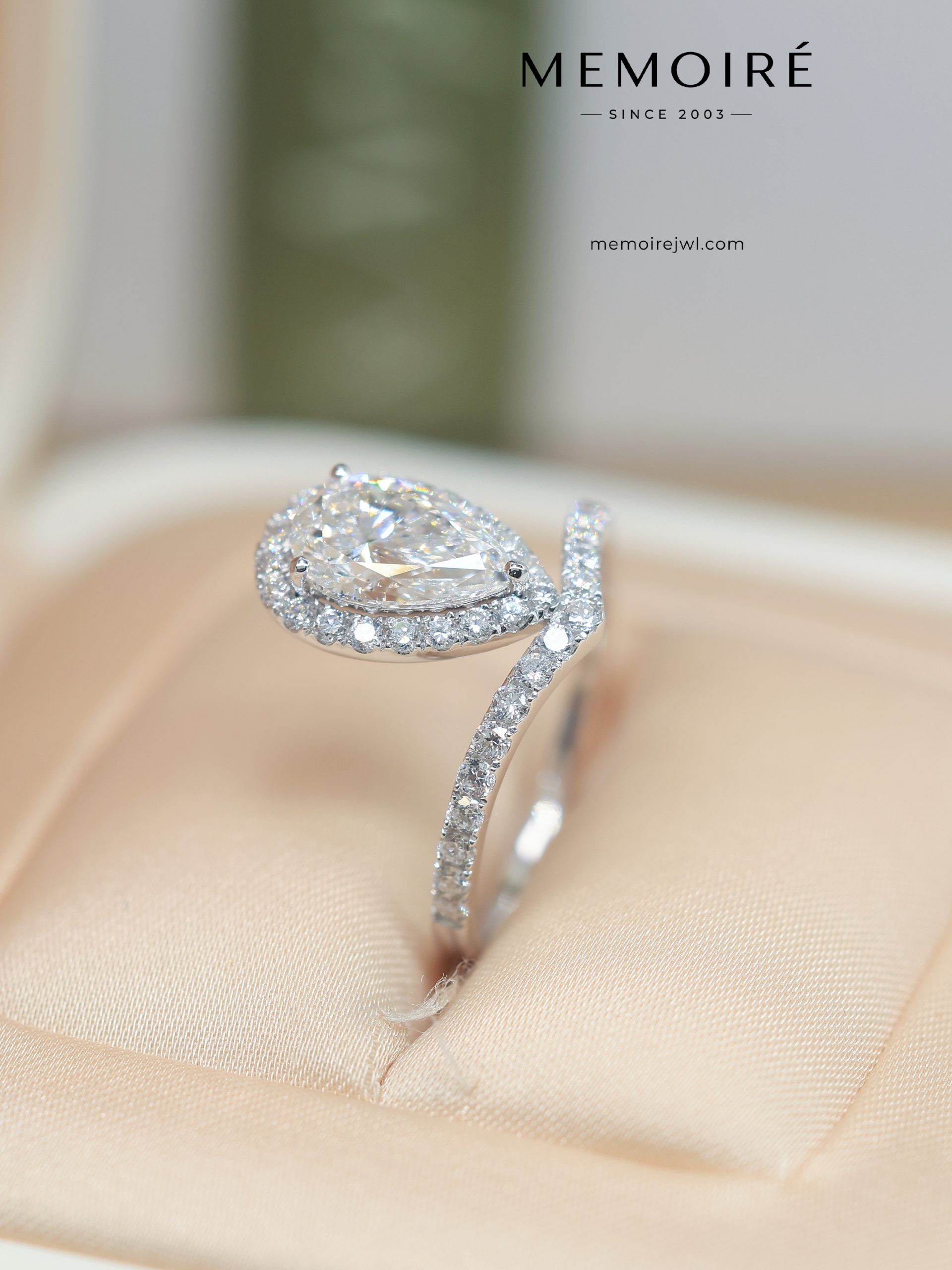 MEMOIRÉ Platinum Pear-Shaped Diamond Crown Ring - Image 3