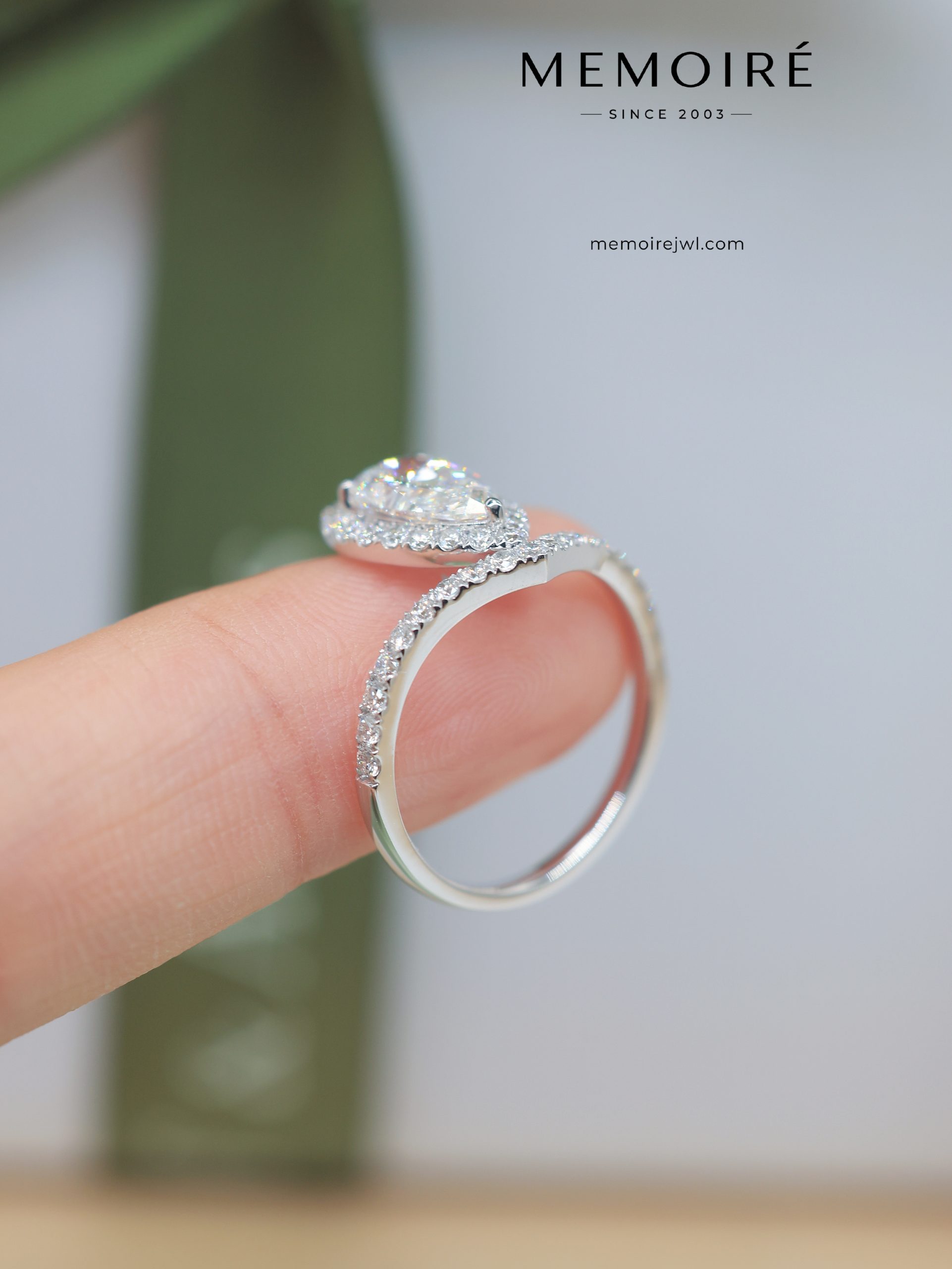 MEMOIRÉ Platinum Pear-Shaped Diamond Crown Ring - Image 4