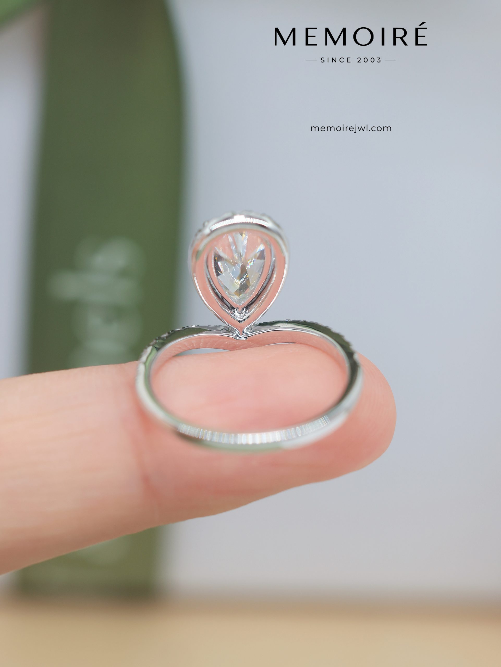 MEMOIRÉ Platinum Pear-Shaped Diamond Crown Ring - Image 5
