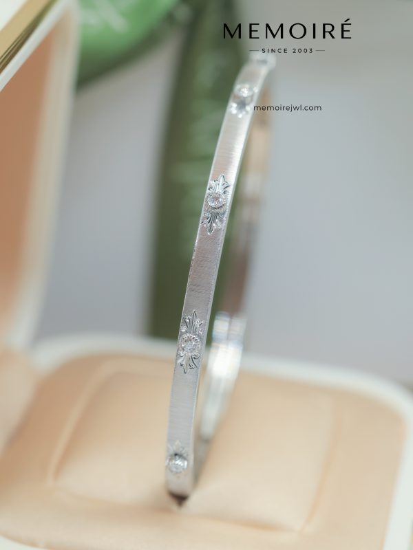 MEMOIRÉ 18K White Gold Cross Motif Diamond Bangle