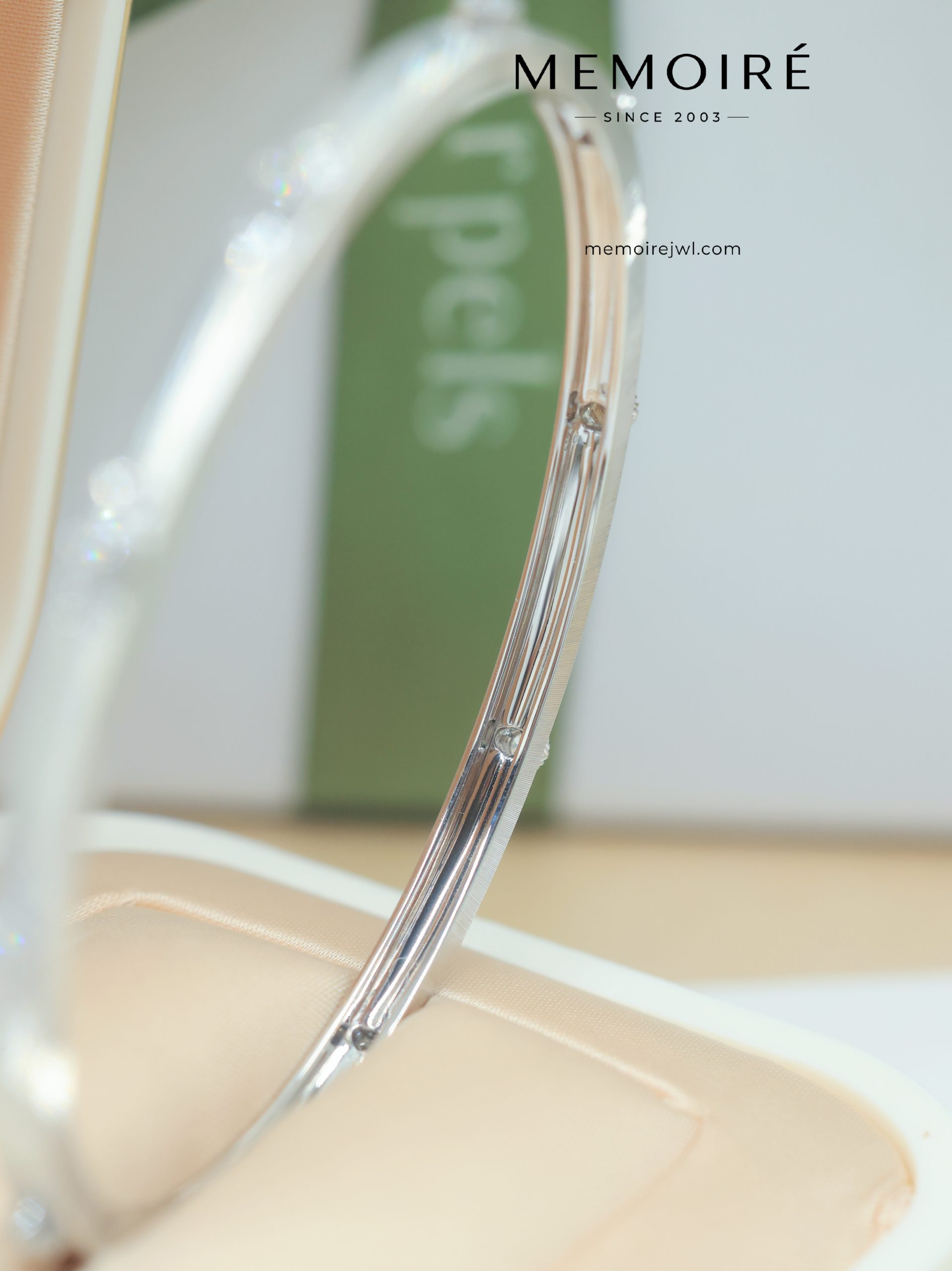 MEMOIRÉ 18K White Gold Cross Motif Diamond Bangle - Image 5