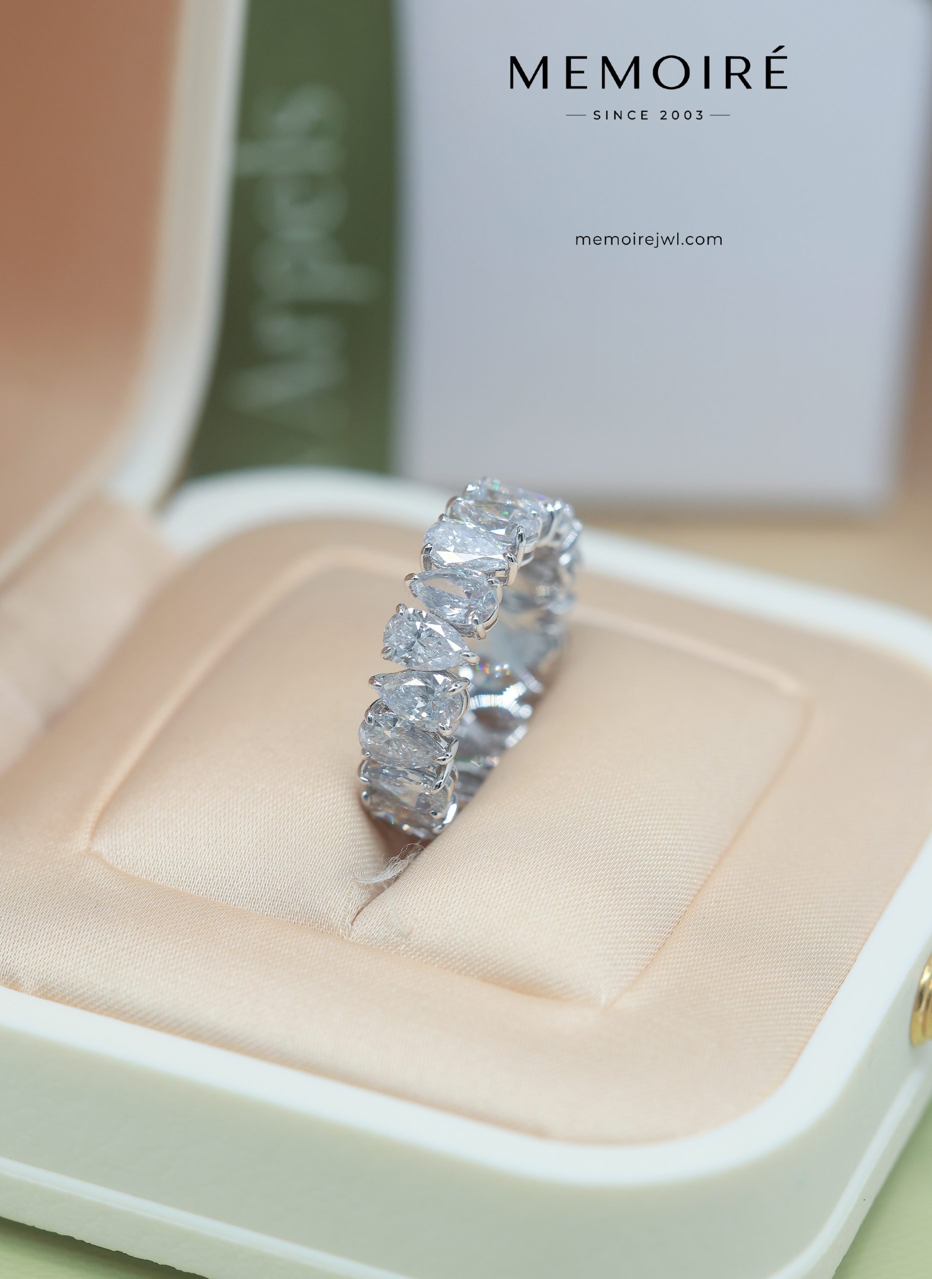 MÉMOIRÉ 18K White Gold Pear Shape Full Eternity Diamond Ring - Image 2