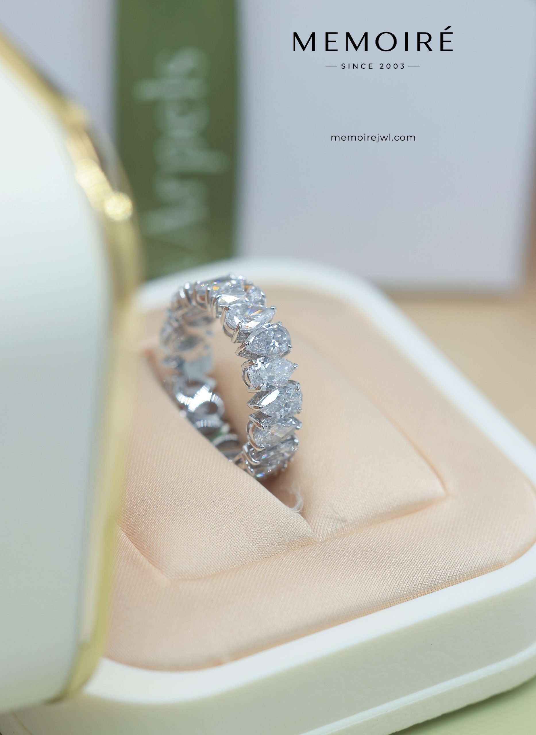 MÉMOIRÉ 18K White Gold Pear Shape Full Eternity Diamond Ring - Image 3