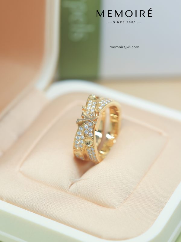 MÉMOIRÉ Roman Numeral Intertwined Full Diamond 18K Gold Ring