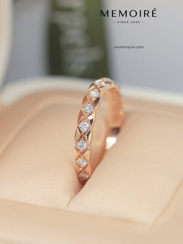MEMOIRÉ Rose Gold Narrow Alternating Diamond Quilted Ring