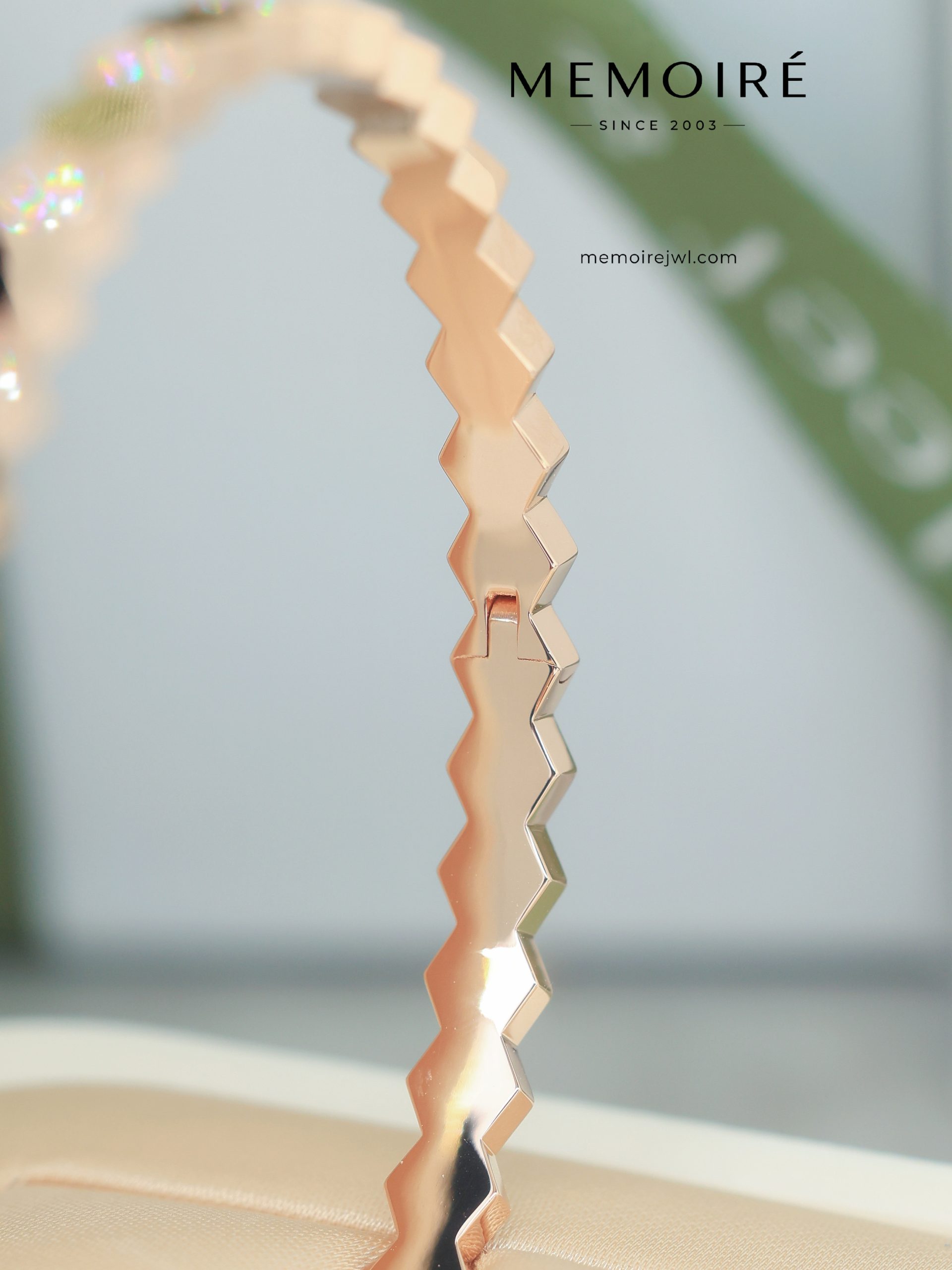 MEMOIRÉ Rose Gold Honeycomb Alternating Diamond Bangle - Image 3
