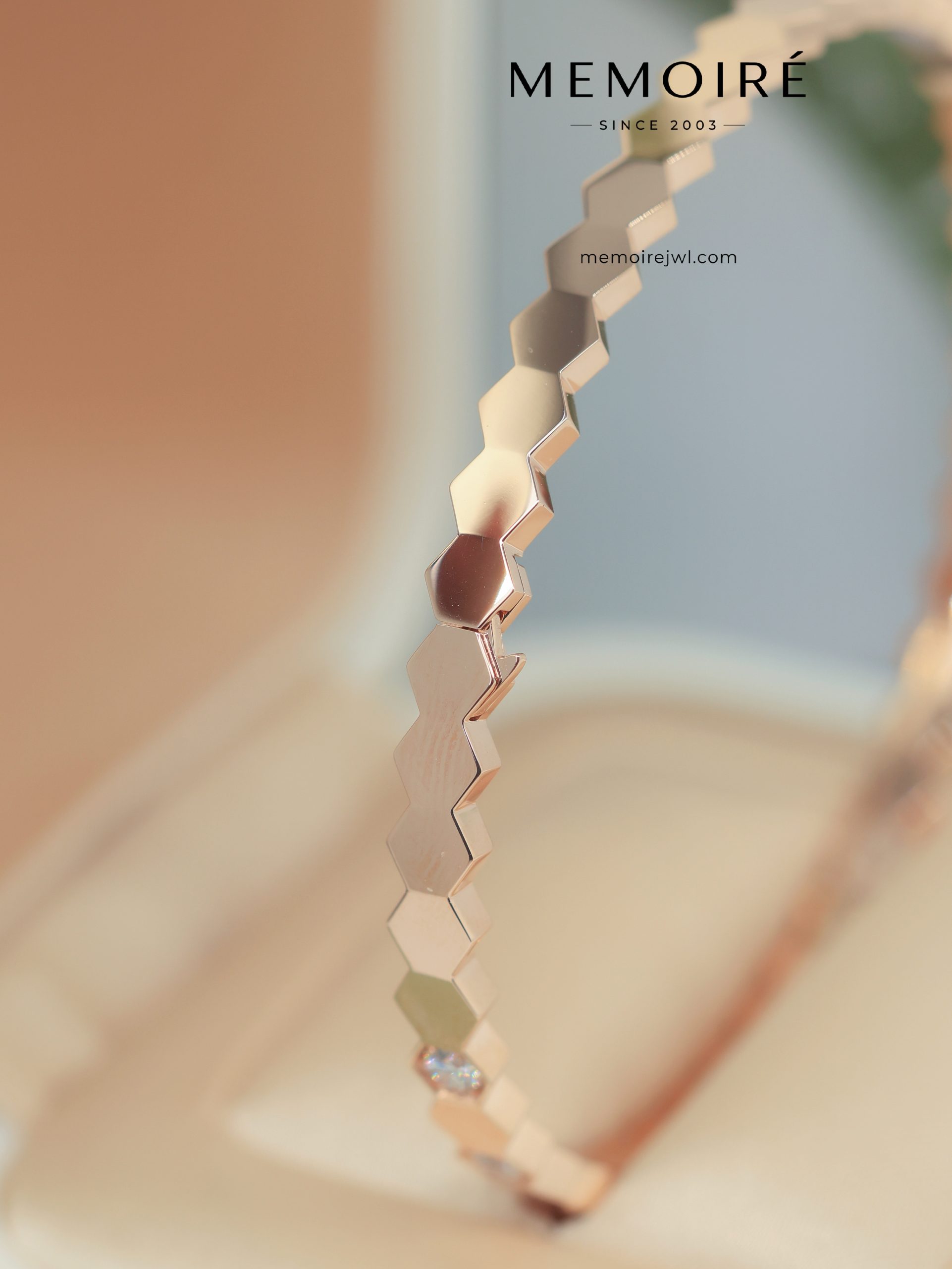 MEMOIRÉ Rose Gold Honeycomb Alternating Diamond Bangle - Image 4