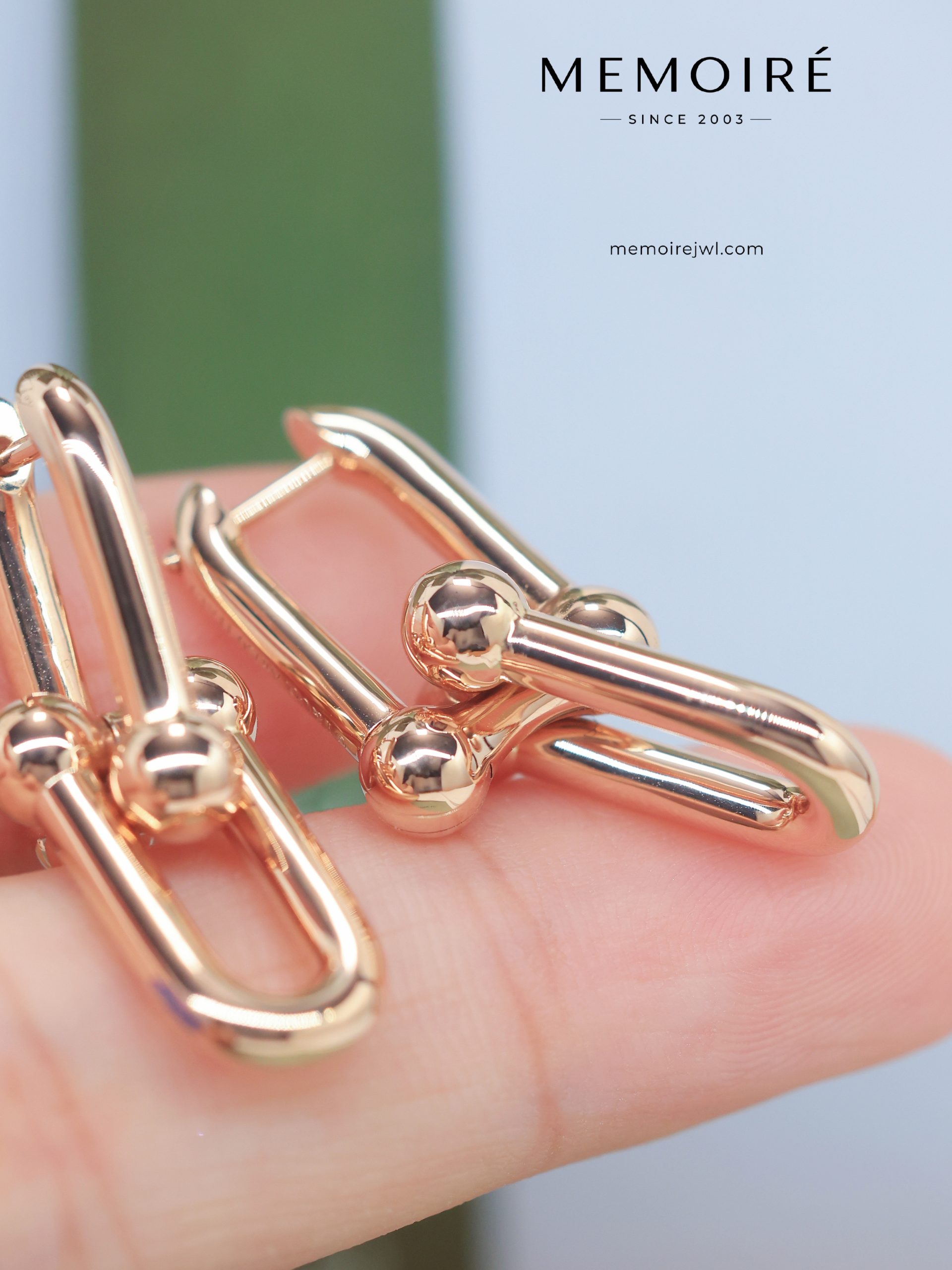 MEMOIRÉ Medium U-Link Horseshoe Hoop Earrings in Rose Gold - Image 3