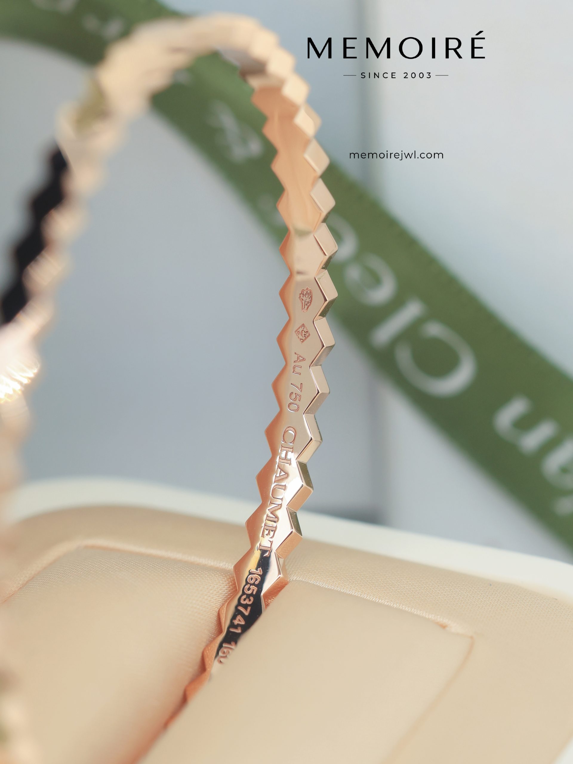 MEMOIRÉ Rose Gold Honeycomb Alternating Diamond Bangle - Image 5
