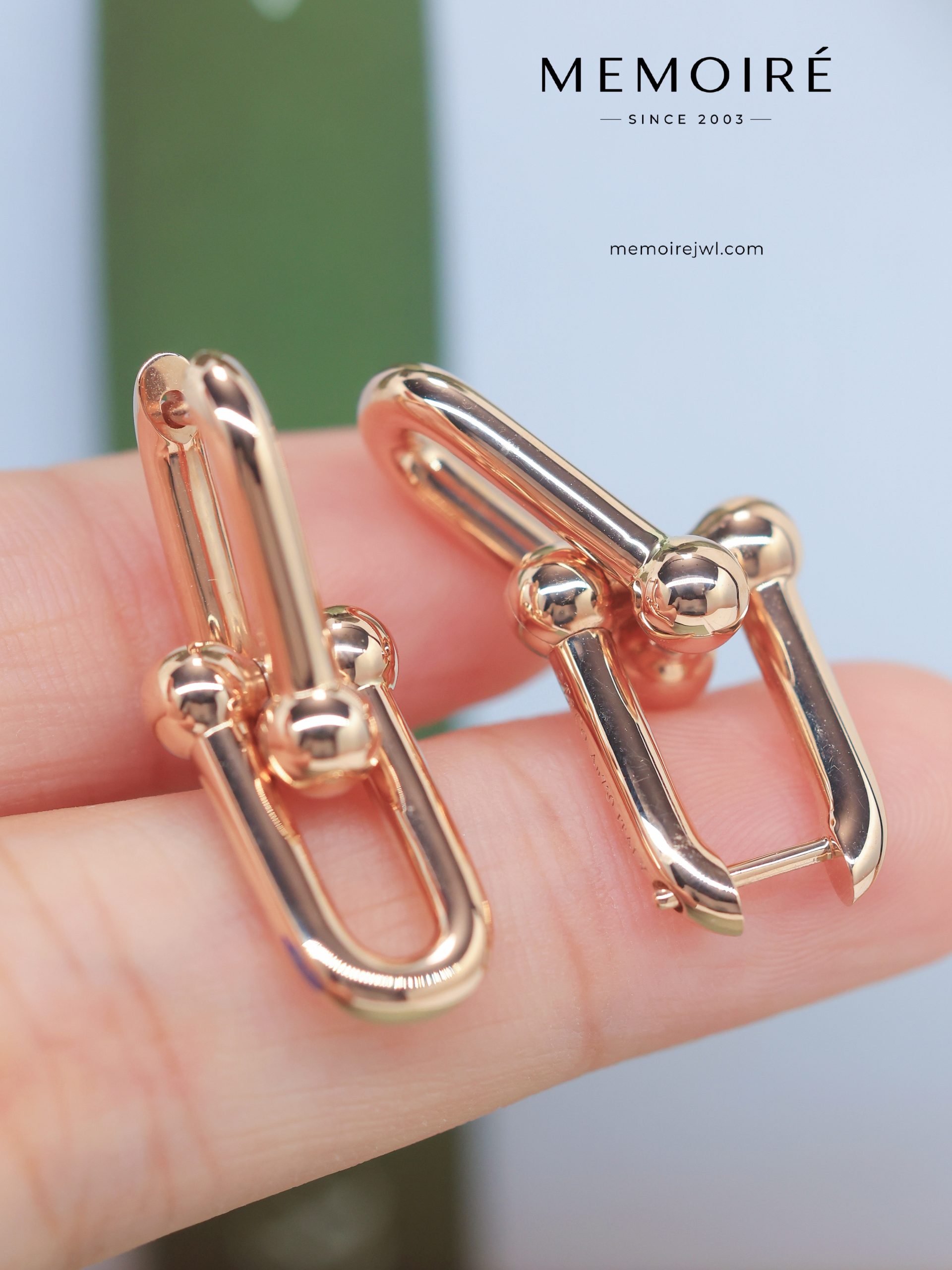 MEMOIRÉ Medium U-Link Horseshoe Hoop Earrings in Rose Gold - Image 4