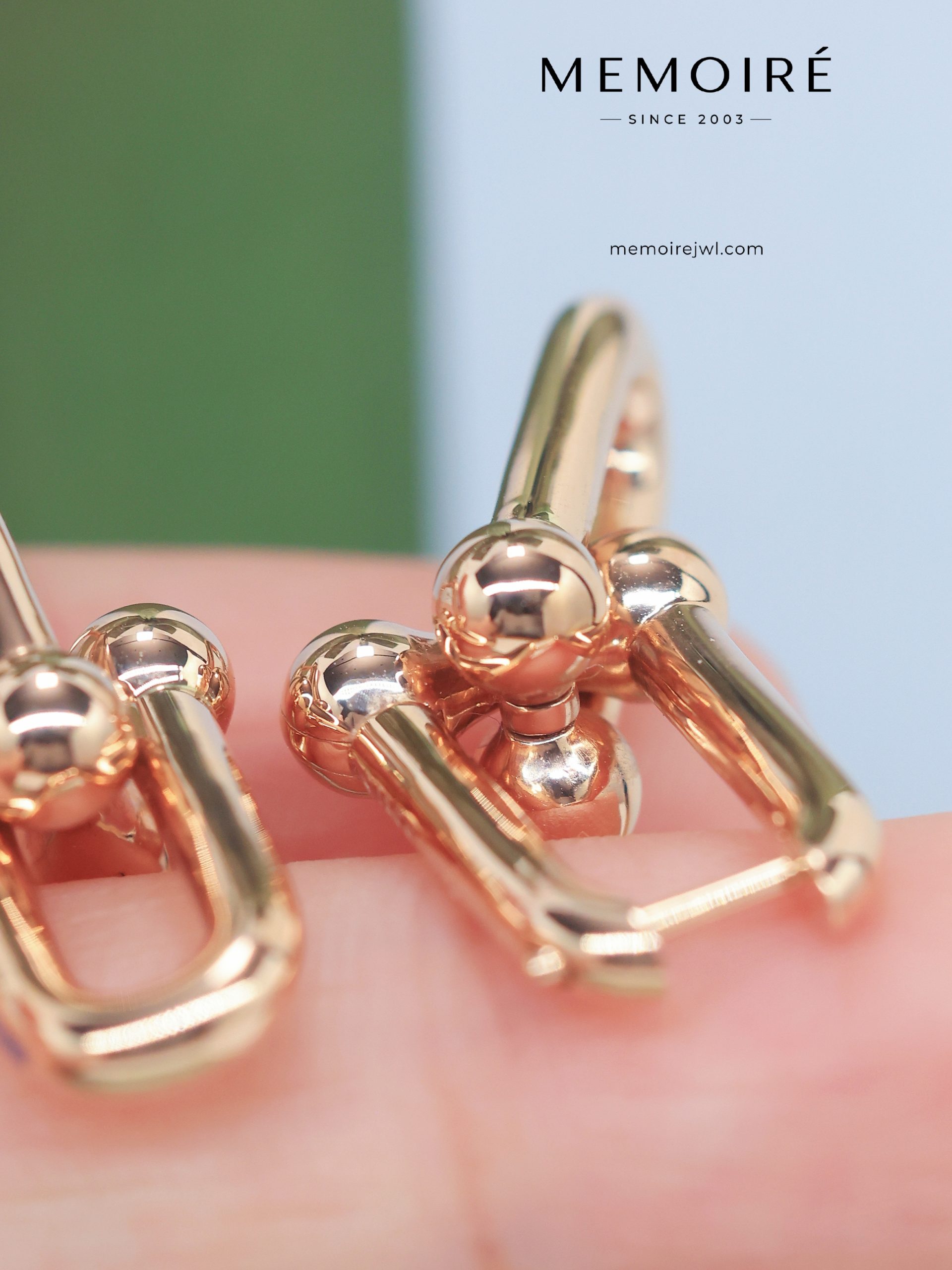 MEMOIRÉ Medium U-Link Horseshoe Hoop Earrings in Rose Gold - Image 5