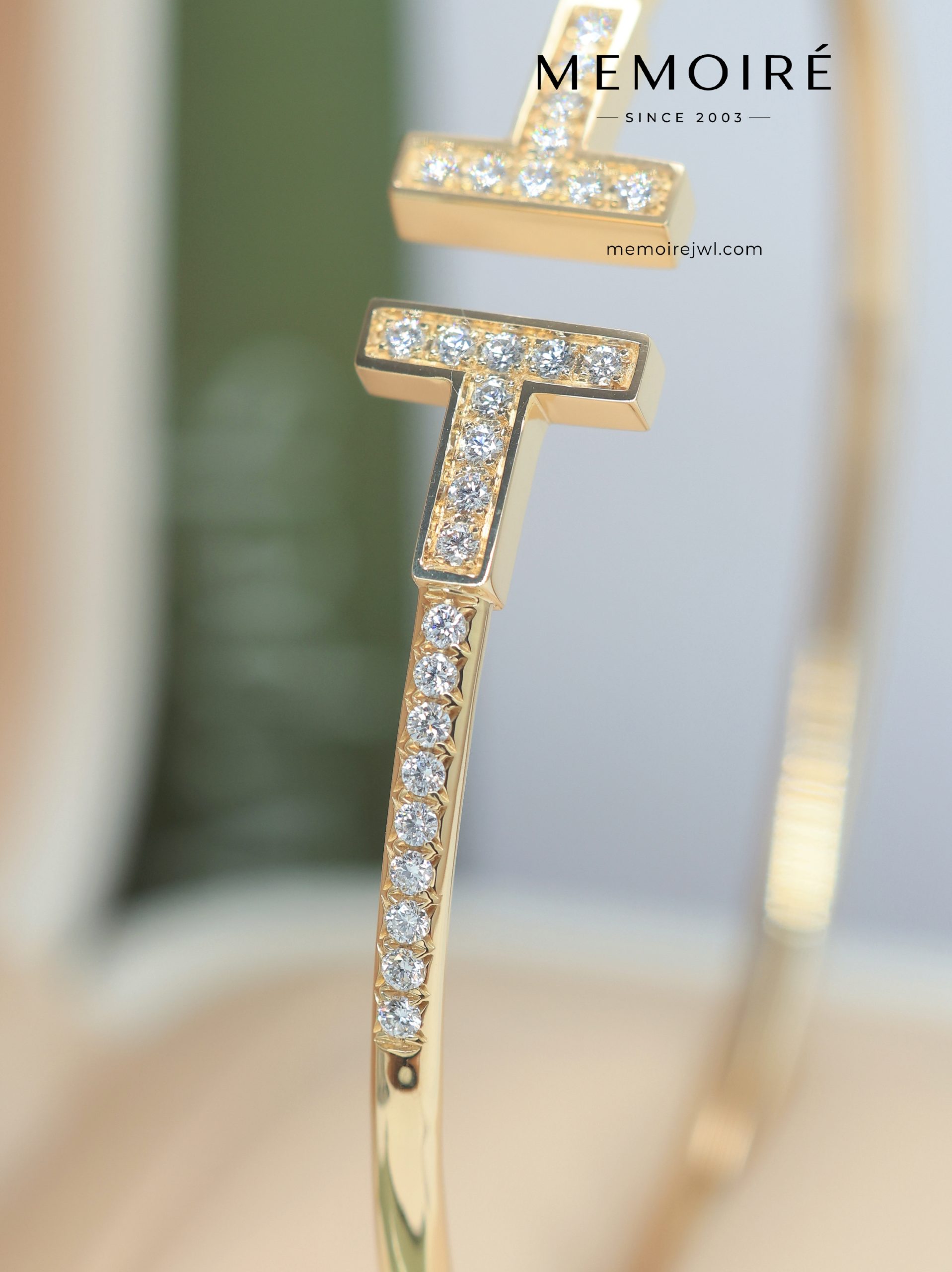 MEMOIRÉ Yellow Gold T1 Full-Pave Diamond Bangle - Image 3