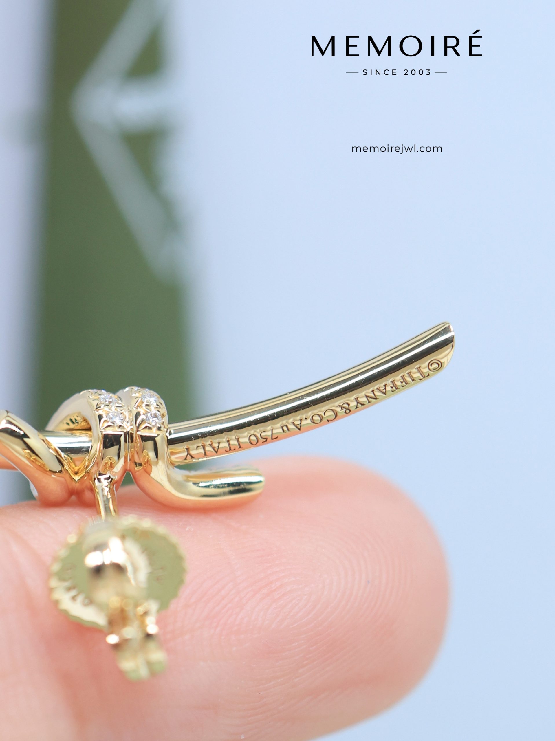 MEMOIRÉ Yellow Gold Large Knot Stud Earrings with Diamonds - Image 5