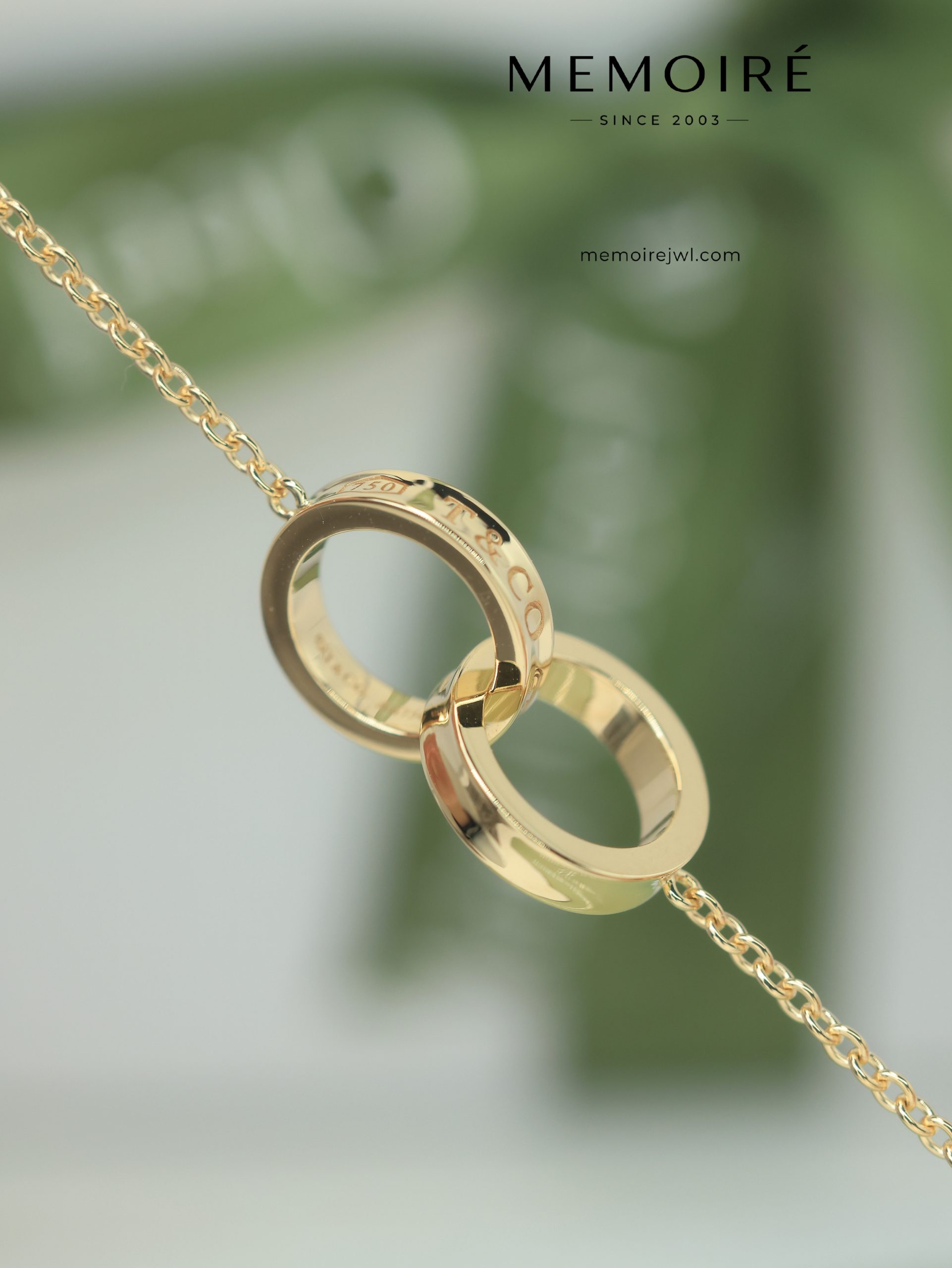 MEMOIRÉ Yellow Gold Logo Double-Ring Bracelet - Image 3