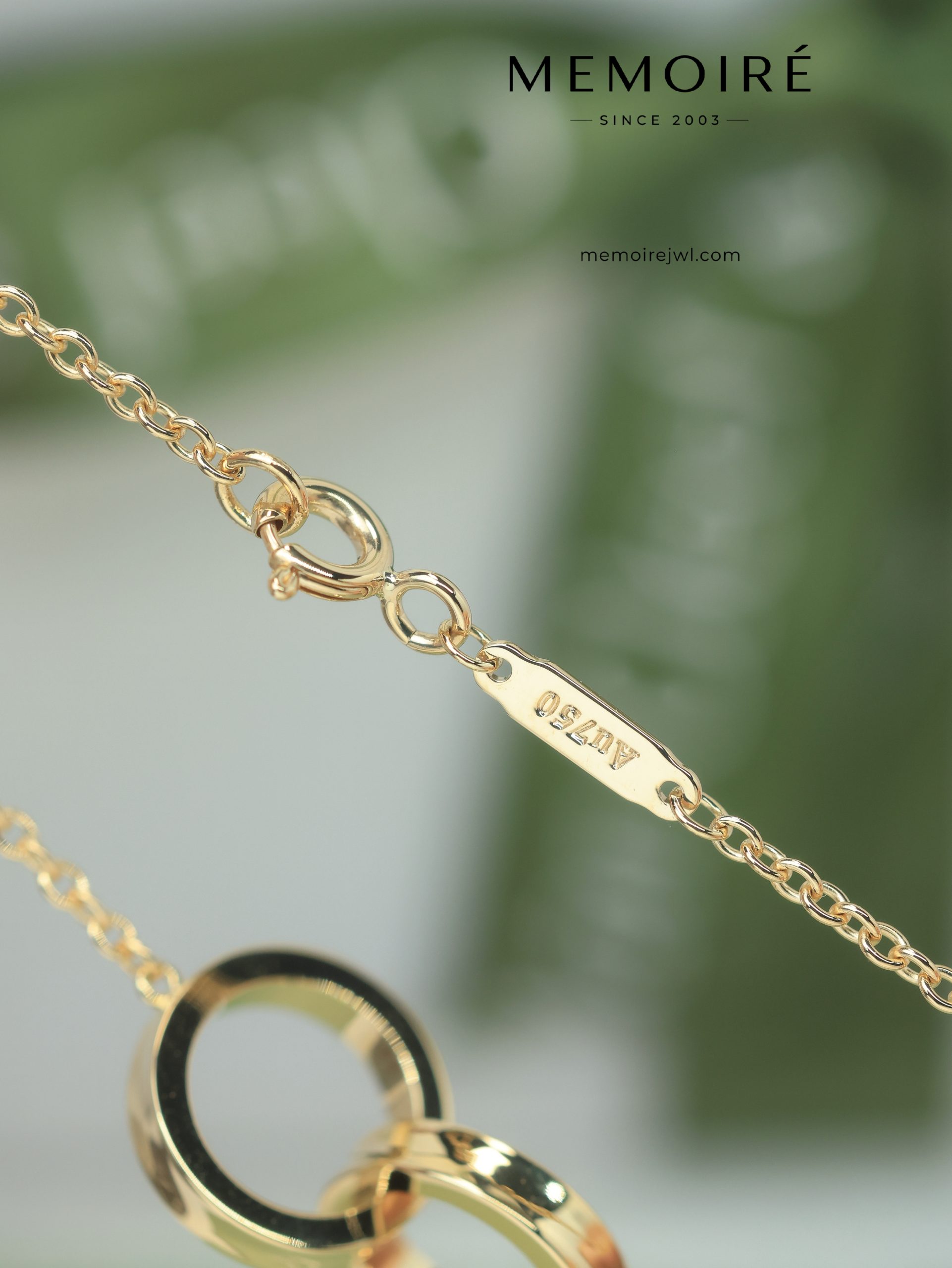 MEMOIRÉ Yellow Gold Logo Double-Ring Bracelet - Image 4