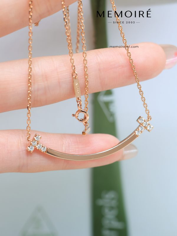 MEMOIRÉ Wide Smile Pendant Necklace with Diamond Ends in Rose Gold
